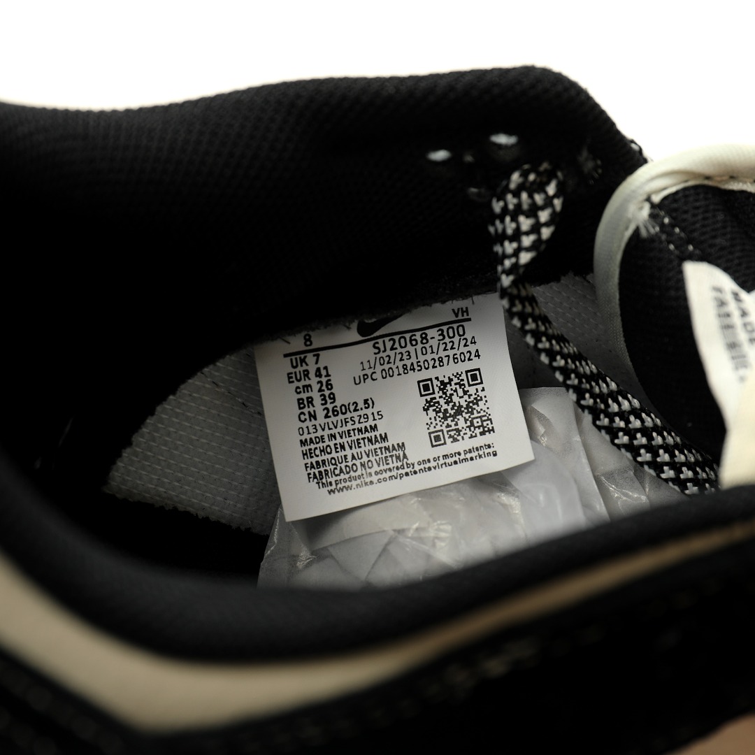 CX专供 独家纯原 【NK】 【新品实拍篇】升级J版#男女鞋真标半码制#全新2021版更新数据窄楦翘头版型#采用牛剖革鞋组合猪巴革鞋面材质#缜密拉帮中底布#鞋垫嵌EVA缓震物料及背胶#全新窄版翘头耐磨橡胶大底❗️创意定制三方联名配色,经典美系街头品牌斯图西与至高无上Supremex Stussy x Nike By You SB Dunk Low Retro SP扣篮系列低帮休闲运动滑板板鞋“Sup联名米白黑斯图西刺绣”SJ2068-300 尺码：36 36.5 37.5 38 38.5 39 40 40.5 41 42 42.5 43 44 44.5 45