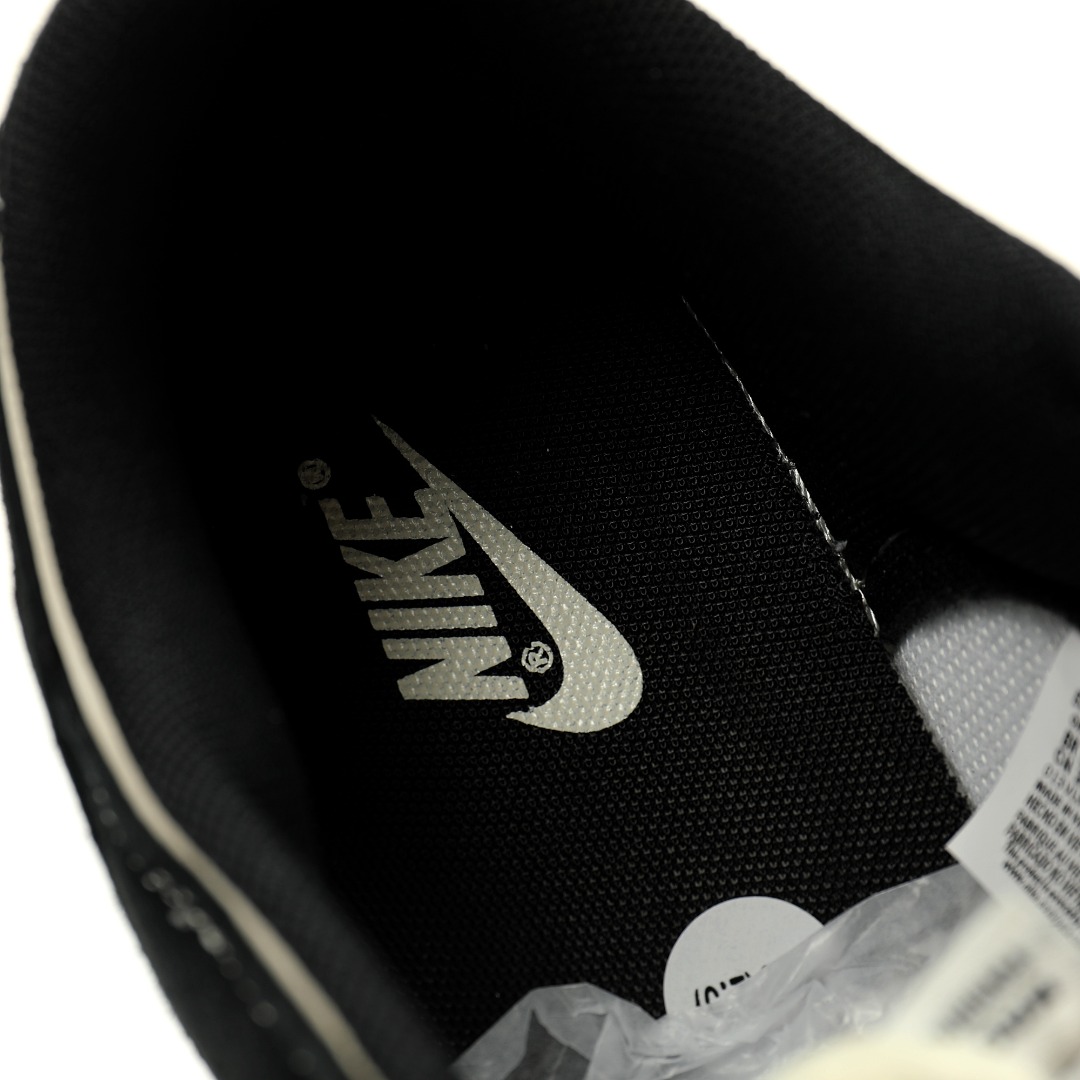 CX专供 独家纯原 【NK】 【新品实拍篇】升级J版#男女鞋真标半码制#全新2021版更新数据窄楦翘头版型#采用牛剖革鞋组合猪巴革鞋面材质#缜密拉帮中底布#鞋垫嵌EVA缓震物料及背胶#全新窄版翘头耐磨橡胶大底❗️创意定制三方联名配色,经典美系街头品牌斯图西与至高无上Supremex Stussy x Nike By You SB Dunk Low Retro SP扣篮系列低帮休闲运动滑板板鞋“Sup联名米白黑斯图西刺绣”SJ2068-300 尺码：36 36.5 37.5 38 38.5 39 40 40.5 41 42 42.5 43 44 44.5 45