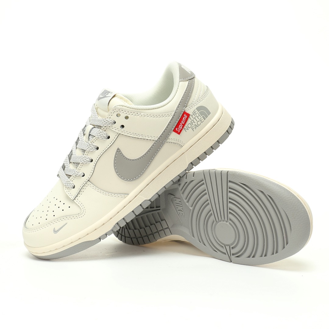 CX专供 独家纯原 【NK】 【新品实拍篇】升级J版#男女鞋真标半码制#全新2021版更新数据窄楦翘头版型#采用荔枝纹牛剖革鞋面材质#缜密拉帮中底布#鞋垫嵌EVA缓震物料及背胶#全新窄版翘头耐磨橡胶大底❗️创意定制三方联名配色,联乘著名户外品牌/北面The North Face x Supreme x Nike SB Dunk Low"The North Face"扣篮系列低帮休闲运动滑板板鞋“联名米白浅灰Sup北面”XX2025-628