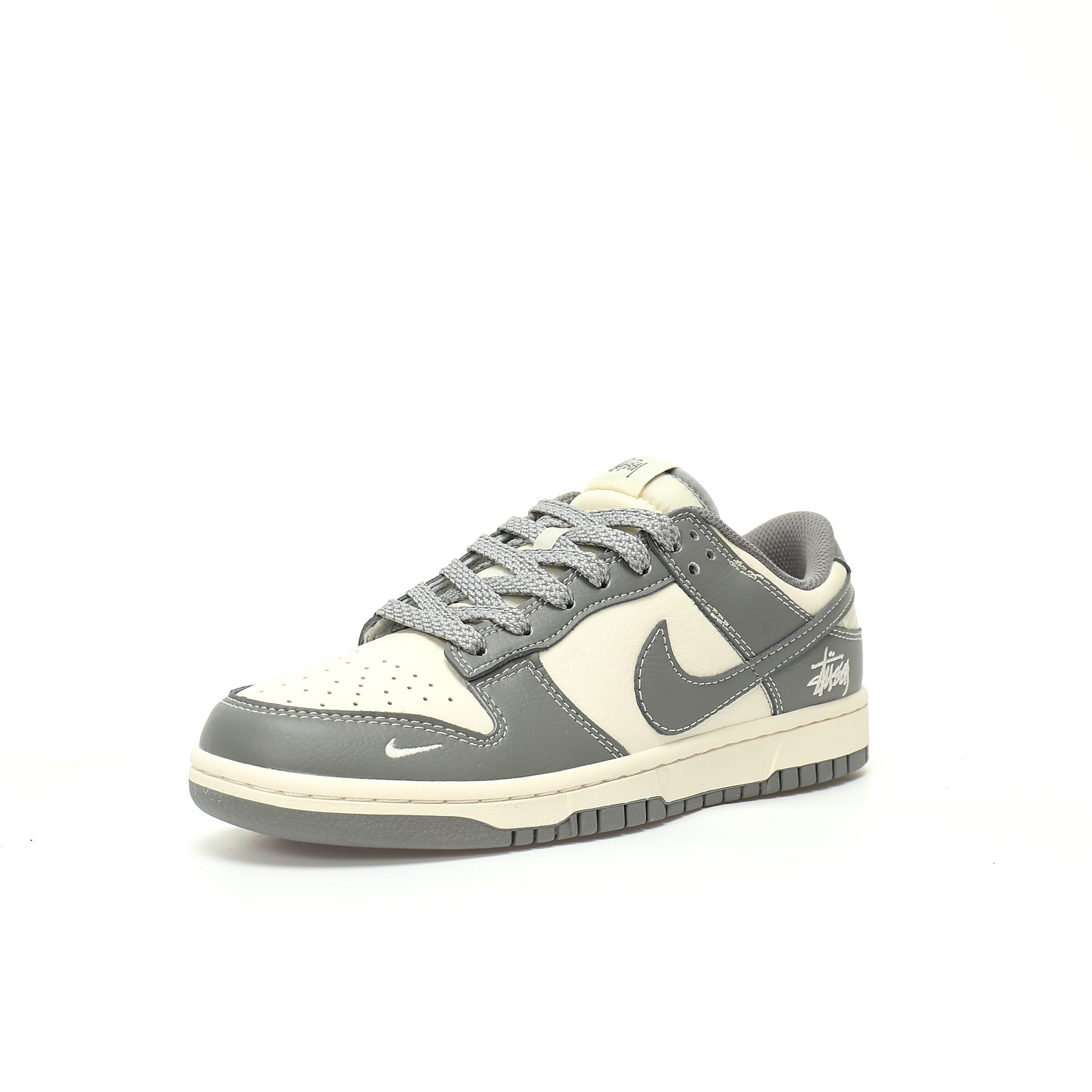 CX专供 独家纯原 【NK】 【新品实拍篇】升级J版#男女鞋真标半码制#全新2021版更新数据窄楦翘头版型#采用软质荔枝纹牛剖革鞋面材质#缜密拉帮中底布#鞋垫嵌EVA缓震物料及背胶#全新窄版翘头耐磨橡胶大底❗️创意定制联名配色,美国元祖街头潮牌-斯图西/Stussy x Nike By You SB Dunk Low Retro SP扣篮系列低帮休闲运动滑板板鞋“深灰米白斯图西刺绣生胶底”BB9898-007 尺码:36 36.5 37.5 38 38.5 39 40 40.5 41 42 42.5 43 44 44.5 45