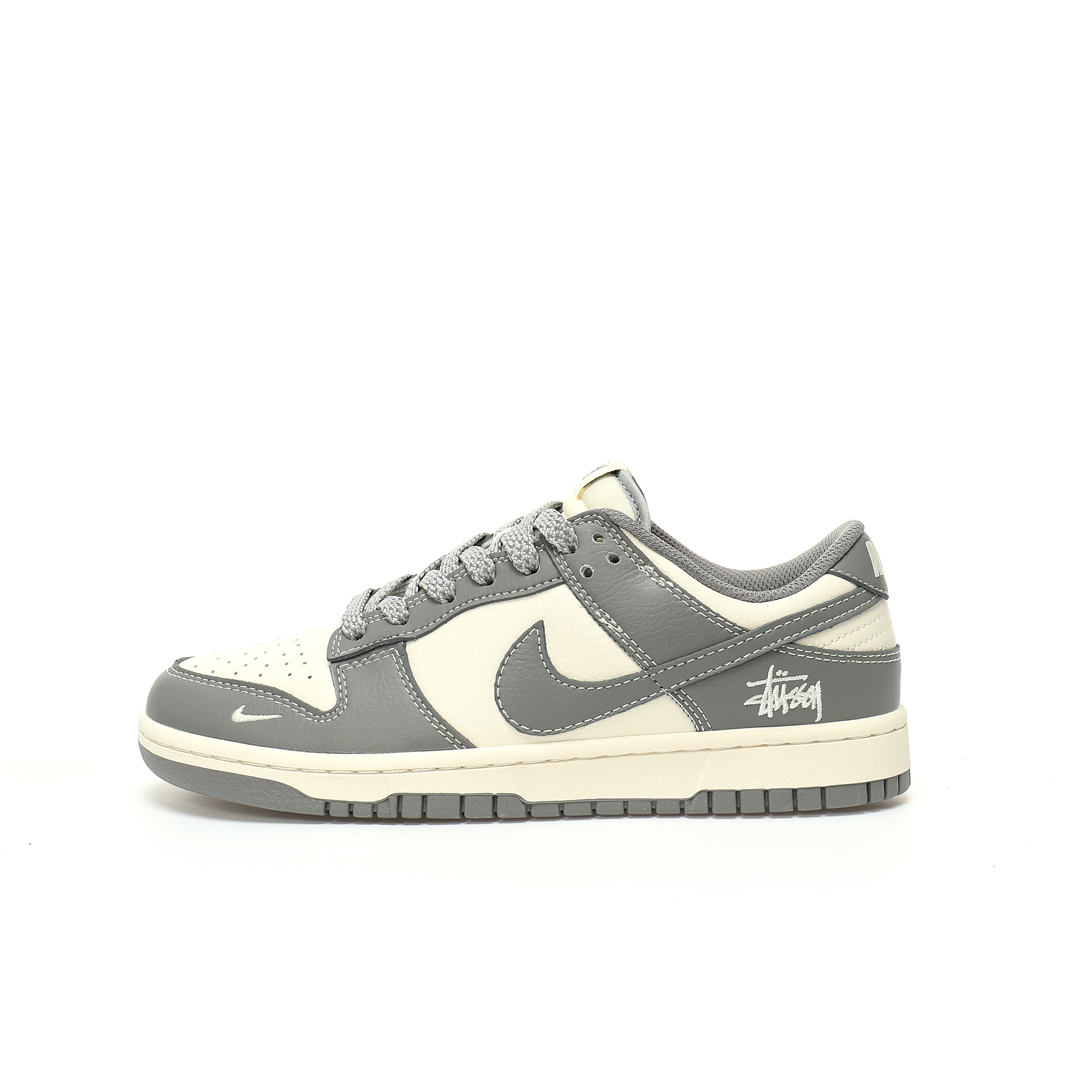 CX专供 独家纯原 【NK】 【新品实拍篇】升级J版#男女鞋真标半码制#全新2021版更新数据窄楦翘头版型#采用软质荔枝纹牛剖革鞋面材质#缜密拉帮中底布#鞋垫嵌EVA缓震物料及背胶#全新窄版翘头耐磨橡胶大底❗️创意定制联名配色,美国元祖街头潮牌-斯图西/Stussy x Nike By You SB Dunk Low Retro SP扣篮系列低帮休闲运动滑板板鞋“深灰米白斯图西刺绣生胶底”BB9898-007 尺码:36 36.5 37.5 38 38.5 39 40 40.5 41 42 42.5 43 44 44.5 45