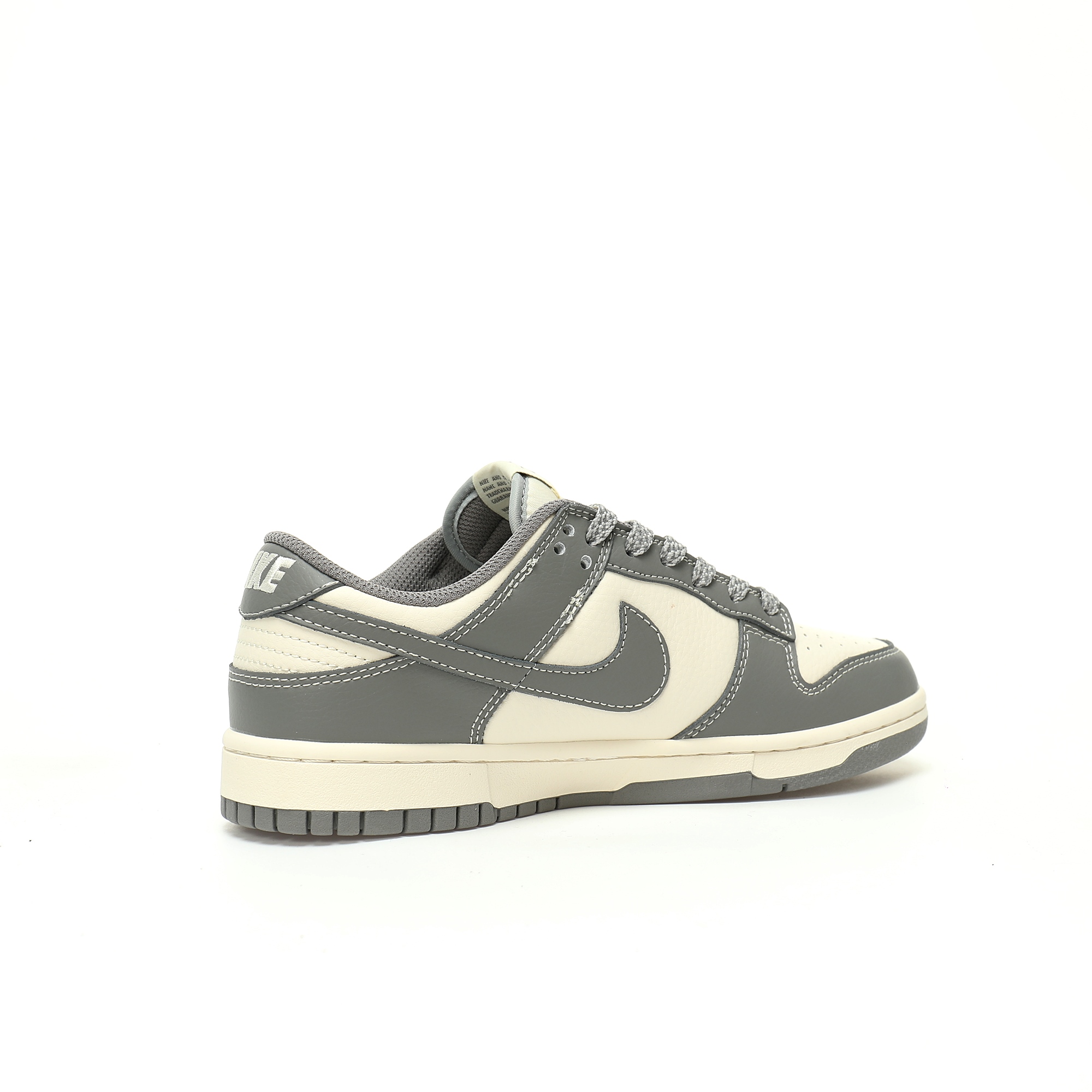 CX专供 独家纯原 【NK】 【新品实拍篇】升级J版#男女鞋真标半码制#全新2021版更新数据窄楦翘头版型#采用软质荔枝纹牛剖革鞋面材质#缜密拉帮中底布#鞋垫嵌EVA缓震物料及背胶#全新窄版翘头耐磨橡胶大底❗️创意定制联名配色,美国元祖街头潮牌-斯图西/Stussy x Nike By You SB Dunk Low Retro SP扣篮系列低帮休闲运动滑板板鞋“深灰米白斯图西刺绣生胶底”BB9898-007 尺码:36 36.5 37.5 38 38.5 39 40 40.5 41 42 42.5 43 44 44.5 45