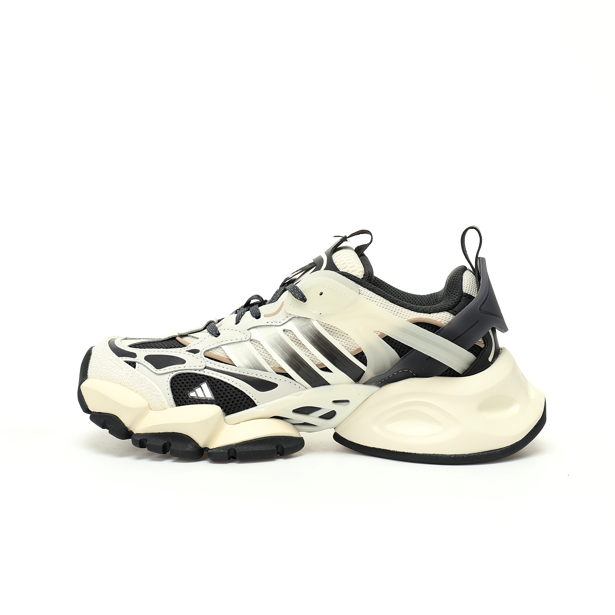 CX专供 独家纯原 【AD】 【新品实拍篇】品质G版#男女鞋真标半码制#升级原楦原纸版开发版型#采用软质牛剖革组合牛津布鞋面材质#搭载减震科技恢复性高密EVA中底,防滑耐磨RB橡胶外底❗️阿迪「巴黎世家3XL」平替来了！阿迪达斯Adidas XLG Runner Deluxe 跑步者豪华版系列低帮厚底增高老爹风复古缓震休闲运动慢跑鞋“乳白黑深灰”JR0577 尺码：36 36⅔ 37⅓ 38 38⅔ 39⅓ 40 40⅔ 41⅓ 42 42⅔ 43⅓ 44 44⅔ 45 46 自从阿迪达斯和巴黎世家合作后，没少出双方联名的平替。 结果根据最新情报，阿迪现在已经把手伸到了巴家爆款3XL的身上，新鞋Xlg Runner Deluxe实物曝光，emm，鞋款整体一眼丁真是巴黎世家Track＋3XL大底的缝合怪版本，要不是鞋侧明晃晃的adidas三道杠Logo，估计各位看了都得蒙。这波不能说是完全复制巴黎世家，但也多少有点借鉴的味道了。新鞋基本就是在阿迪经典"Climacool"鞋款的基础上，升级了Boots大底以及加入了"巴味"设计元素...