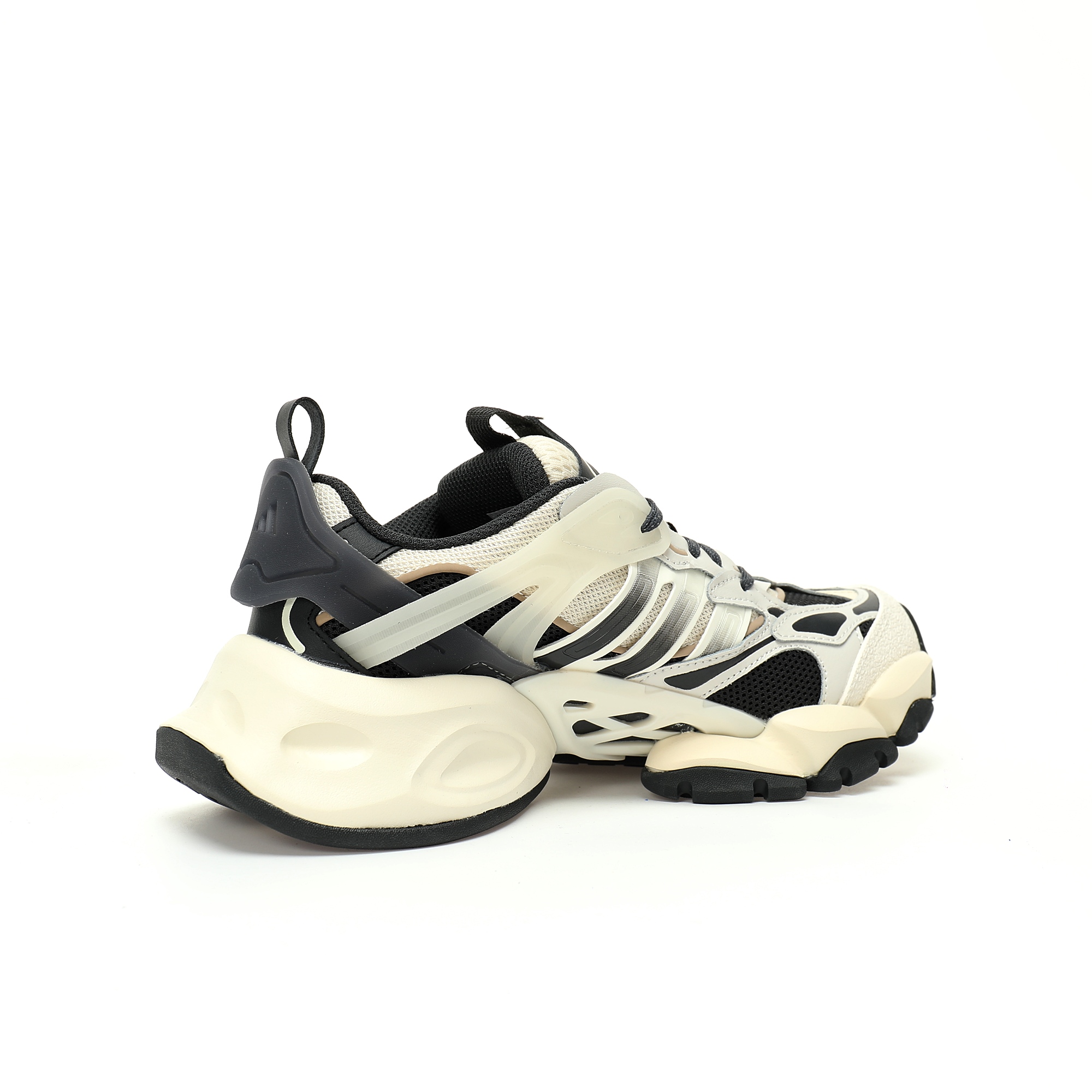 CX专供 独家纯原 【AD】 【新品实拍篇】品质G版#男女鞋真标半码制#升级原楦原纸版开发版型#采用软质牛剖革组合牛津布鞋面材质#搭载减震科技恢复性高密EVA中底,防滑耐磨RB橡胶外底❗️阿迪「巴黎世家3XL」平替来了！阿迪达斯Adidas XLG Runner Deluxe 跑步者豪华版系列低帮厚底增高老爹风复古缓震休闲运动慢跑鞋“乳白黑深灰”JR0577 尺码：36 36⅔ 37⅓ 38 38⅔ 39⅓ 40 40⅔ 41⅓ 42 42⅔ 43⅓ 44 44⅔ 45 46 自从阿迪达斯和巴黎世家合作后，没少出双方联名的平替。 结果根据最新情报，阿迪现在已经把手伸到了巴家爆款3XL的身上，新鞋Xlg Runner Deluxe实物曝光，emm，鞋款整体一眼丁真是巴黎世家Track＋3XL大底的缝合怪版本，要不是鞋侧明晃晃的adidas三道杠Logo，估计各位看了都得蒙。这波不能说是完全复制巴黎世家，但也多少有点借鉴的味道了。新鞋基本就是在阿迪经典"Climacool"鞋款的基础上，升级了Boots大底以及加入了"巴味"设计元素...