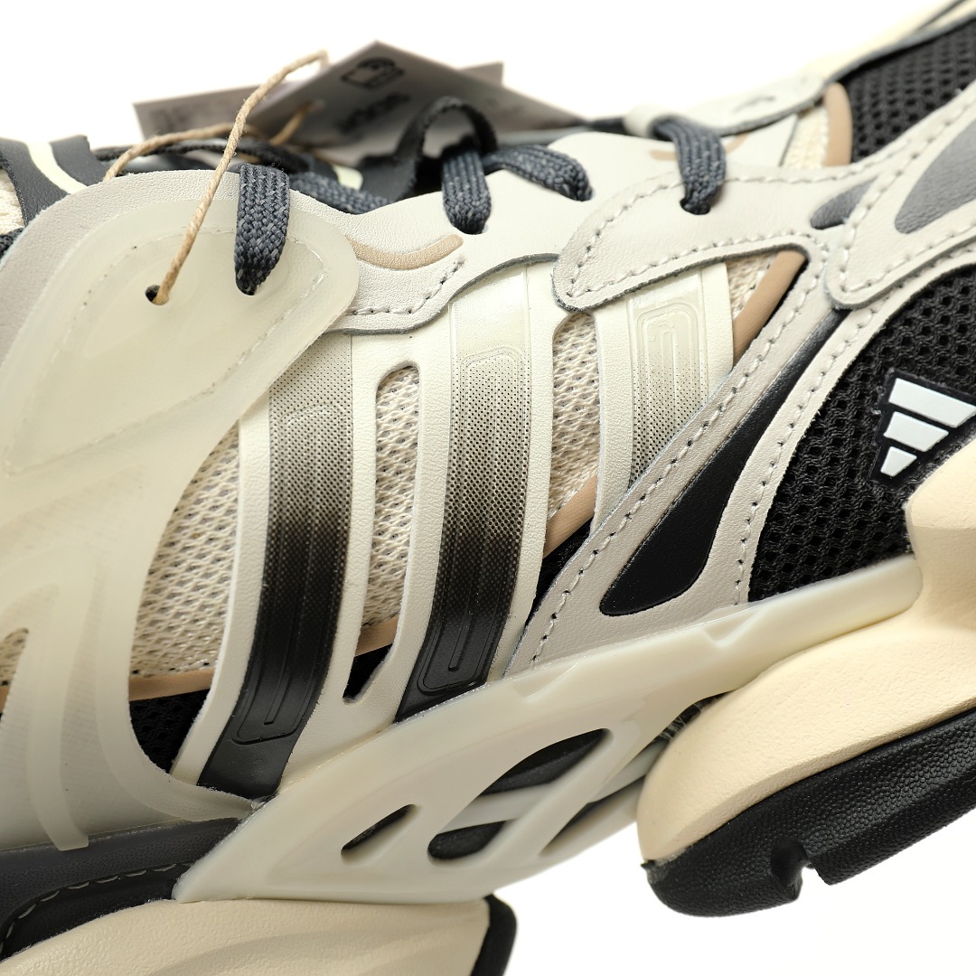 CX专供 独家纯原 【AD】 【新品实拍篇】品质G版#男女鞋真标半码制#升级原楦原纸版开发版型#采用软质牛剖革组合牛津布鞋面材质#搭载减震科技恢复性高密EVA中底,防滑耐磨RB橡胶外底❗️阿迪「巴黎世家3XL」平替来了！阿迪达斯Adidas XLG Runner Deluxe 跑步者豪华版系列低帮厚底增高老爹风复古缓震休闲运动慢跑鞋“乳白黑深灰”JR0577 尺码：36 36⅔ 37⅓ 38 38⅔ 39⅓ 40 40⅔ 41⅓ 42 42⅔ 43⅓ 44 44⅔ 45 46 自从阿迪达斯和巴黎世家合作后，没少出双方联名的平替。 结果根据最新情报，阿迪现在已经把手伸到了巴家爆款3XL的身上，新鞋Xlg Runner Deluxe实物曝光，emm，鞋款整体一眼丁真是巴黎世家Track＋3XL大底的缝合怪版本，要不是鞋侧明晃晃的adidas三道杠Logo，估计各位看了都得蒙。这波不能说是完全复制巴黎世家，但也多少有点借鉴的味道了。新鞋基本就是在阿迪经典"Climacool"鞋款的基础上，升级了Boots大底以及加入了"巴味"设计元素...