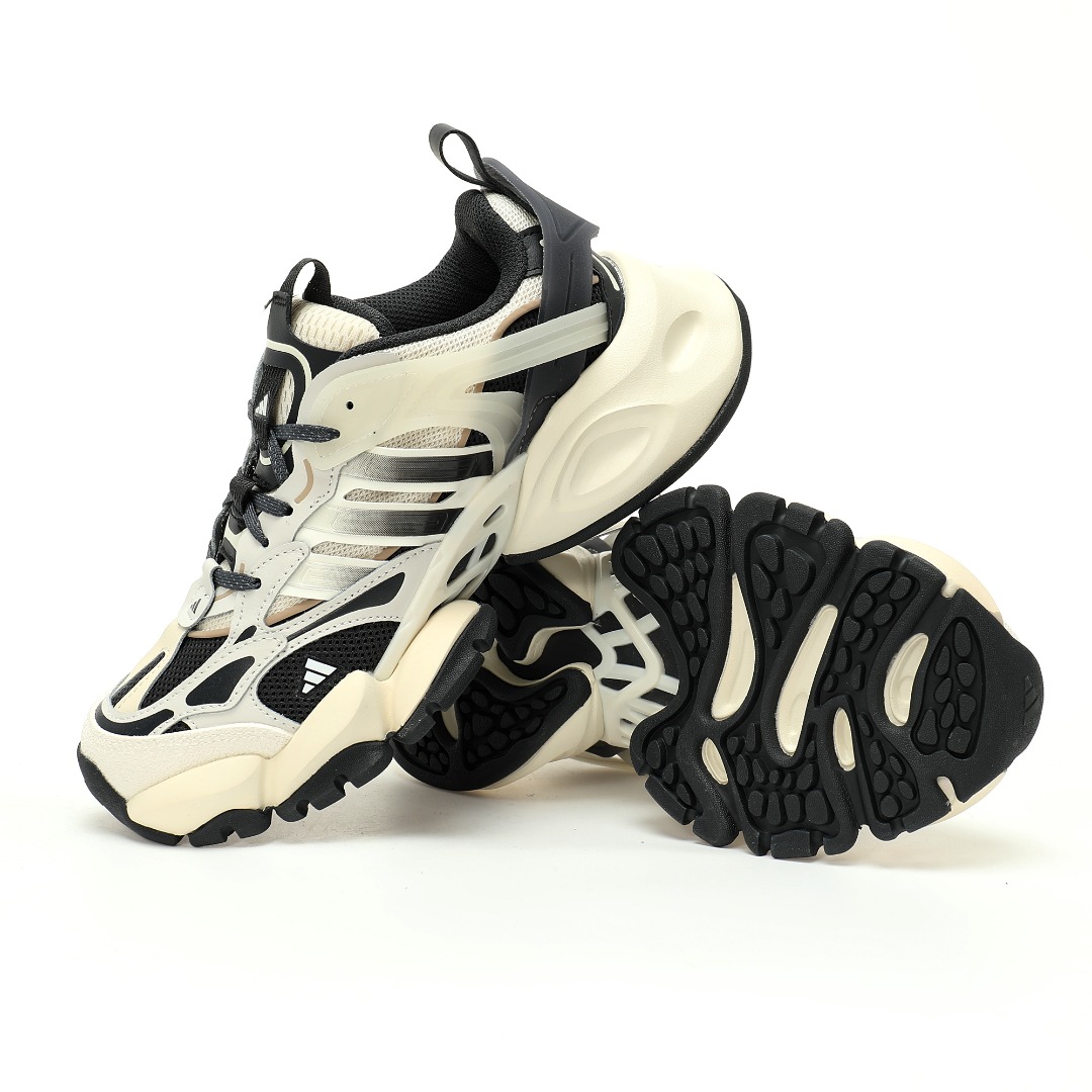 CX专供 独家纯原 【AD】 【新品实拍篇】品质G版#男女鞋真标半码制#升级原楦原纸版开发版型#采用软质牛剖革组合牛津布鞋面材质#搭载减震科技恢复性高密EVA中底,防滑耐磨RB橡胶外底❗️阿迪「巴黎世家3XL」平替来了！阿迪达斯Adidas XLG Runner Deluxe 跑步者豪华版系列低帮厚底增高老爹风复古缓震休闲运动慢跑鞋“乳白黑深灰”JR0577 尺码：36 36⅔ 37⅓ 38 38⅔ 39⅓ 40 40⅔ 41⅓ 42 42⅔ 43⅓ 44 44⅔ 45 46 自从阿迪达斯和巴黎世家合作后，没少出双方联名的平替。 结果根据最新情报，阿迪现在已经把手伸到了巴家爆款3XL的身上，新鞋Xlg Runner Deluxe实物曝光，emm，鞋款整体一眼丁真是巴黎世家Track＋3XL大底的缝合怪版本，要不是鞋侧明晃晃的adidas三道杠Logo，估计各位看了都得蒙。这波不能说是完全复制巴黎世家，但也多少有点借鉴的味道了。新鞋基本就是在阿迪经典"Climacool"鞋款的基础上，升级了Boots大底以及加入了"巴味"设计元素...