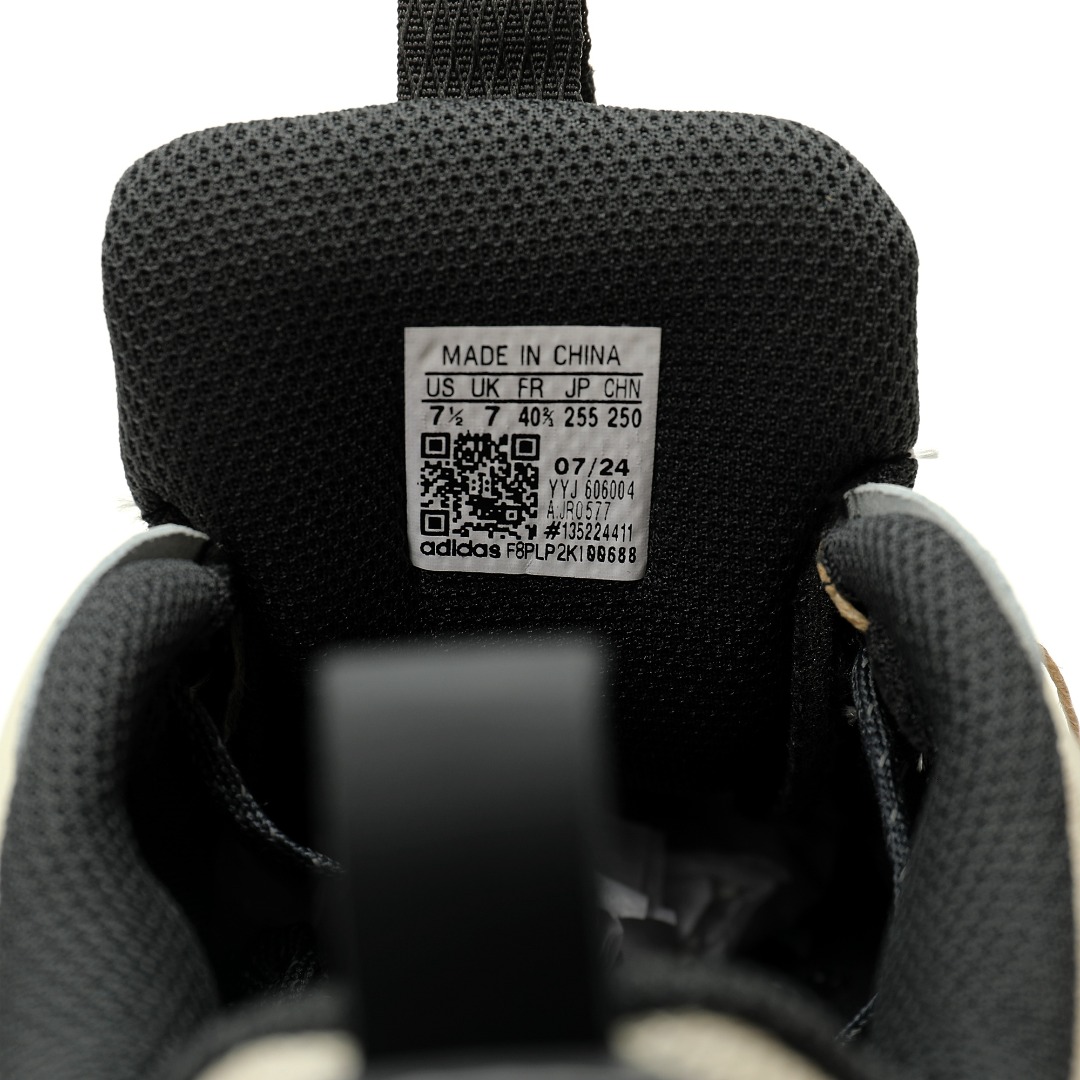 CX专供 独家纯原 【AD】 【新品实拍篇】品质G版#男女鞋真标半码制#升级原楦原纸版开发版型#采用软质牛剖革组合牛津布鞋面材质#搭载减震科技恢复性高密EVA中底,防滑耐磨RB橡胶外底❗️阿迪「巴黎世家3XL」平替来了！阿迪达斯Adidas XLG Runner Deluxe 跑步者豪华版系列低帮厚底增高老爹风复古缓震休闲运动慢跑鞋“乳白黑深灰”JR0577 尺码：36 36⅔ 37⅓ 38 38⅔ 39⅓ 40 40⅔ 41⅓ 42 42⅔ 43⅓ 44 44⅔ 45 46 自从阿迪达斯和巴黎世家合作后，没少出双方联名的平替。 结果根据最新情报，阿迪现在已经把手伸到了巴家爆款3XL的身上，新鞋Xlg Runner Deluxe实物曝光，emm，鞋款整体一眼丁真是巴黎世家Track＋3XL大底的缝合怪版本，要不是鞋侧明晃晃的adidas三道杠Logo，估计各位看了都得蒙。这波不能说是完全复制巴黎世家，但也多少有点借鉴的味道了。新鞋基本就是在阿迪经典"Climacool"鞋款的基础上，升级了Boots大底以及加入了"巴味"设计元素...