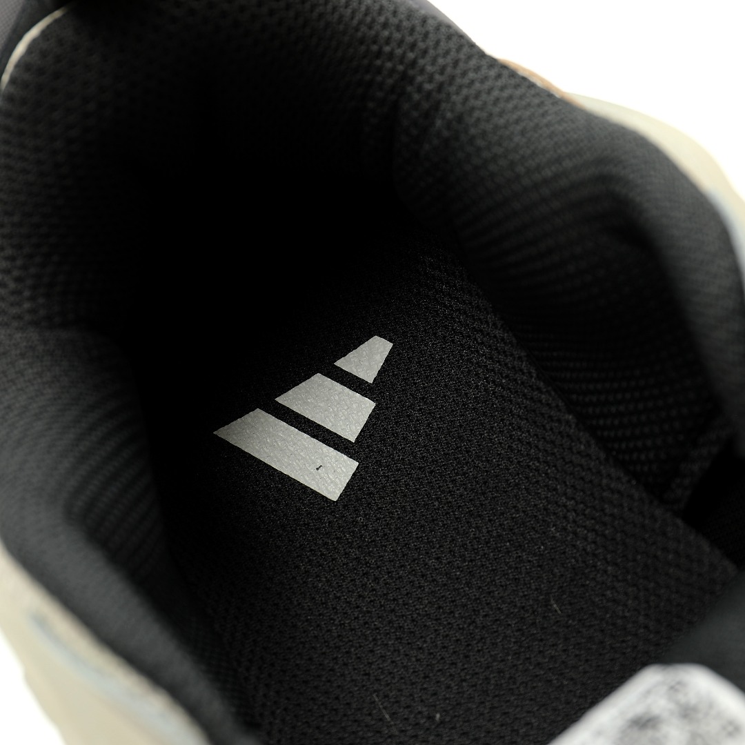 CX专供 独家纯原 【AD】 【新品实拍篇】品质G版#男女鞋真标半码制#升级原楦原纸版开发版型#采用软质牛剖革组合牛津布鞋面材质#搭载减震科技恢复性高密EVA中底,防滑耐磨RB橡胶外底❗️阿迪「巴黎世家3XL」平替来了！阿迪达斯Adidas XLG Runner Deluxe 跑步者豪华版系列低帮厚底增高老爹风复古缓震休闲运动慢跑鞋“乳白黑深灰”JR0577 尺码：36 36⅔ 37⅓ 38 38⅔ 39⅓ 40 40⅔ 41⅓ 42 42⅔ 43⅓ 44 44⅔ 45 46 自从阿迪达斯和巴黎世家合作后，没少出双方联名的平替。 结果根据最新情报，阿迪现在已经把手伸到了巴家爆款3XL的身上，新鞋Xlg Runner Deluxe实物曝光，emm，鞋款整体一眼丁真是巴黎世家Track＋3XL大底的缝合怪版本，要不是鞋侧明晃晃的adidas三道杠Logo，估计各位看了都得蒙。这波不能说是完全复制巴黎世家，但也多少有点借鉴的味道了。新鞋基本就是在阿迪经典"Climacool"鞋款的基础上，升级了Boots大底以及加入了"巴味"设计元素...