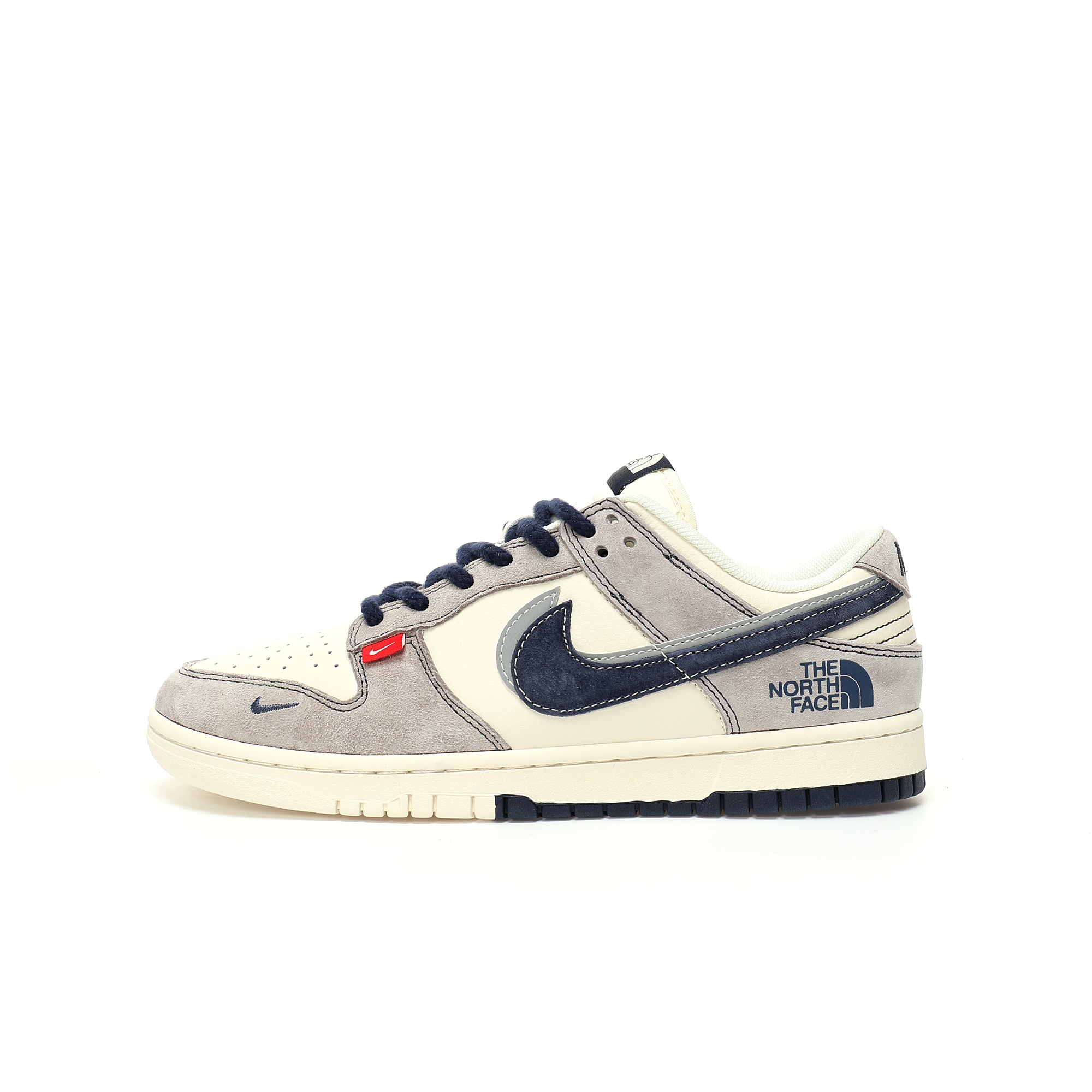 CX专供 独家纯原 【NK】 【新品实拍篇】升级J版#男女鞋真标半码制#全新2021版更新数据窄楦翘头版型#采用固色猪巴革组合荔枝纹牛剖革鞋面材质#缜密拉帮中底布#鞋垫嵌EVA缓震物料及背胶#全新窄版翘头耐磨橡胶大底❗️创意定制联名,著名户外品牌·北面/The North Face x Nike SB Dunk Low"The North Face"扣篮系列低帮休闲运动滑板板鞋“联名米白灰藏蓝双钩北面”SJ1089-010