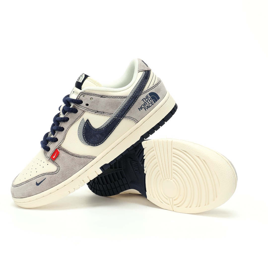 细节图  CX专供 独家纯原 【NK】 【新品实拍篇】升级J版#男女鞋真标半码制#全新2021版更新数据窄楦翘头版型#采用固色猪巴革组合荔枝纹牛剖革鞋面材质#缜密拉帮中底布#鞋垫嵌EVA缓震物料及背胶#全新窄版翘头耐磨橡胶大底❗️创意定制联名,著名户外品牌·北面/The North Face x Nike SB Dunk Low"The North Face"扣篮系列低帮休闲运动滑板板鞋“联名米白灰藏蓝双钩北面”SJ1089-010