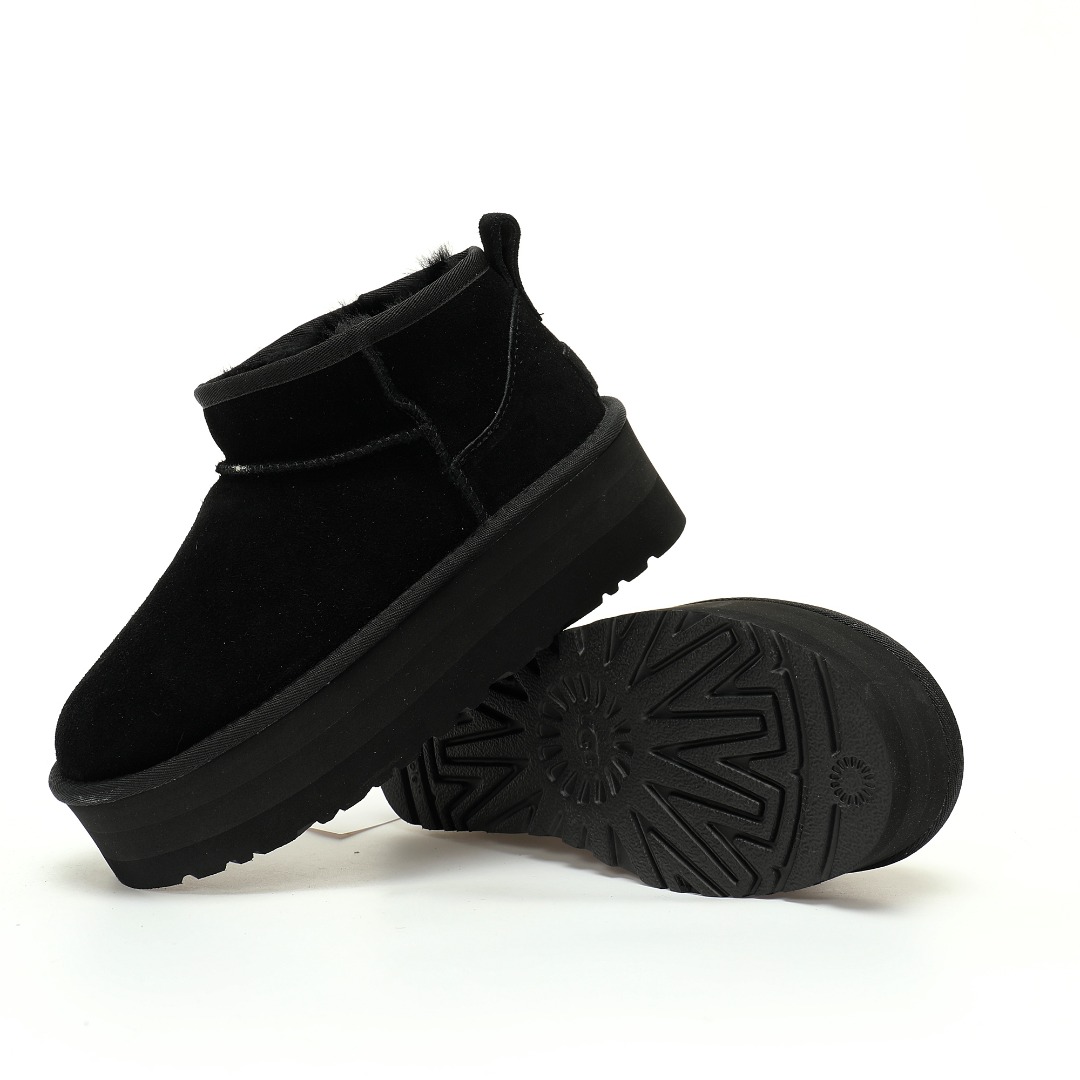 细节图  🔥双11预热特惠🔥CX专供 独家纯原 【UGG】原xx 【新品实拍篇】品质W版#女鞋广东原产#升级原楦原纸版开发版型#采用TPU模压定型固色翻毛皮鞋面材质#内嵌人造卷曲羊毛毛绒里衬和鞋垫,保暖锁热#选用17毫米UGGPURETM 植入式羊毛里衬与可拆卸的UGGPURETM 植入式羊毛鞋垫#加厚5.08厘米Treadlite轻翼科技外底-优质的防滑,耐磨性,和良好的弹性❗️2024FW秋冬新款,美国轻奢品牌🐑UGG W Classic Ultra Mini Platform Bovelty 新奇增强厚底版系列经典加厚款松糕迷你短筒休闲百搭厚底短靴“全黑加绒”1135092-BLK ⚠️ 6.37.38.39.40 产品描述:不对称的鞋口,边缝处带锁边缝线细节,后拉扣,翻毛皮鞋跟支撑架,多种色调彰显时尚魅力.品名:Classic Ultra Mini Platform 迷你增强版短靴(厚底款)鞋面:羊毛皮 鞋筒高:约10CM