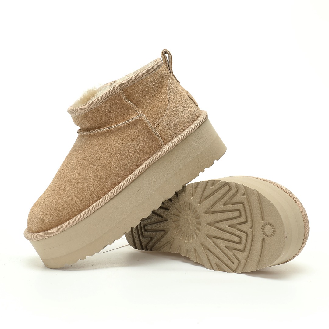 细节图  🔥双11预热特惠🔥CX专供 独家纯原 【UGG】原xx 【新品实拍篇】品质W版#女鞋广东原产#升级原楦原纸版开发版型#采用TPU模压定型固色翻毛皮鞋面材质#内嵌人造卷曲羊毛毛绒里衬和鞋垫,保暖锁热#选用17毫米UGGPURETM 植入式羊毛里衬与可拆卸的UGGPURETM 植入式羊毛鞋垫#加厚5.08厘米Treadlite轻翼科技外底-优质的防滑,耐磨性,和良好的弹性❗️2024FW秋冬新款,美国轻奢品牌🐑UGG W Classic Ultra Mini Platform Bovelty 新奇增强厚底版系列经典加厚款松糕迷你短筒休闲百搭厚底短靴“沙米棕加绒”1135092-SAND ⚠️ 6.37.38.39.40 产品描述:不对称的鞋口,边缝处带锁边缝线细节,后拉扣,翻毛皮鞋跟支撑架,多种色调彰显时尚魅力.品名:Classic Ultra Mini Platform 迷你增强版短靴(厚底款)鞋面:羊毛皮 鞋筒高:约10CM
