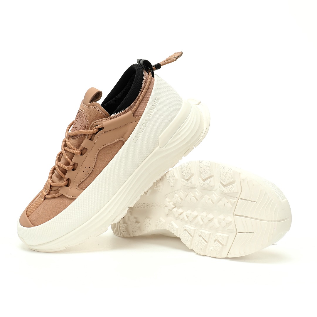 细节图
.
.
.
.
 CX专供 X版公司货
【大鹅】
【新品实拍篇】原装W版#男鞋原楦开发纸版楦型#采用防水耐磨纤维革组合采用固色翻毛皮与头层皮饰片鞋面材质#中底增高加厚缓震PU组合防滑耐磨锯齿大底❗️秋境无际,逸界前行！加拿大服饰品牌/加拿大鹅Canada Goose Glacier Trail Sneaker冰川越野系列低帮厚底轻量户外登山运动鞋“米白燕麦黄”7785M_1370
尺码：40-46
Canada Goose加拿大鹅推出2024秋冬系列新品，为衣橱增添季节质感，赋予造型多样可能，令你尽情展现个性，以焕新风貌探享无界自然。本季以升级功能性面料与深邃色调为基调，呈现多款个性行装与鞋履配饰单品，轻松应对季节过渡时期的多变气候，无论是畅游在都市街巷，抑或是穿梭于静谧旷野，皆能提供时刻的周到防护，随心前行，万境无拘。以轻盈之姿，跨越四季变换，探寻广袤新境。Canada Goose 加拿大鹅Glacier Trail运动鞋采用创新透气的HDry®技术制成，优异性能与多样功能性融入时尚设计中，多款清新、自然的全新配色，轻松适配不同场景，与你一同游弋都市街头，或邂逅自然秘境，踏遍精彩旅途。