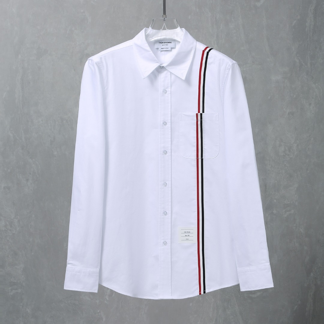 “Tom Browne’s Classic Oxford Stripe Shirt in Red, White, and Blue” - 图片 1