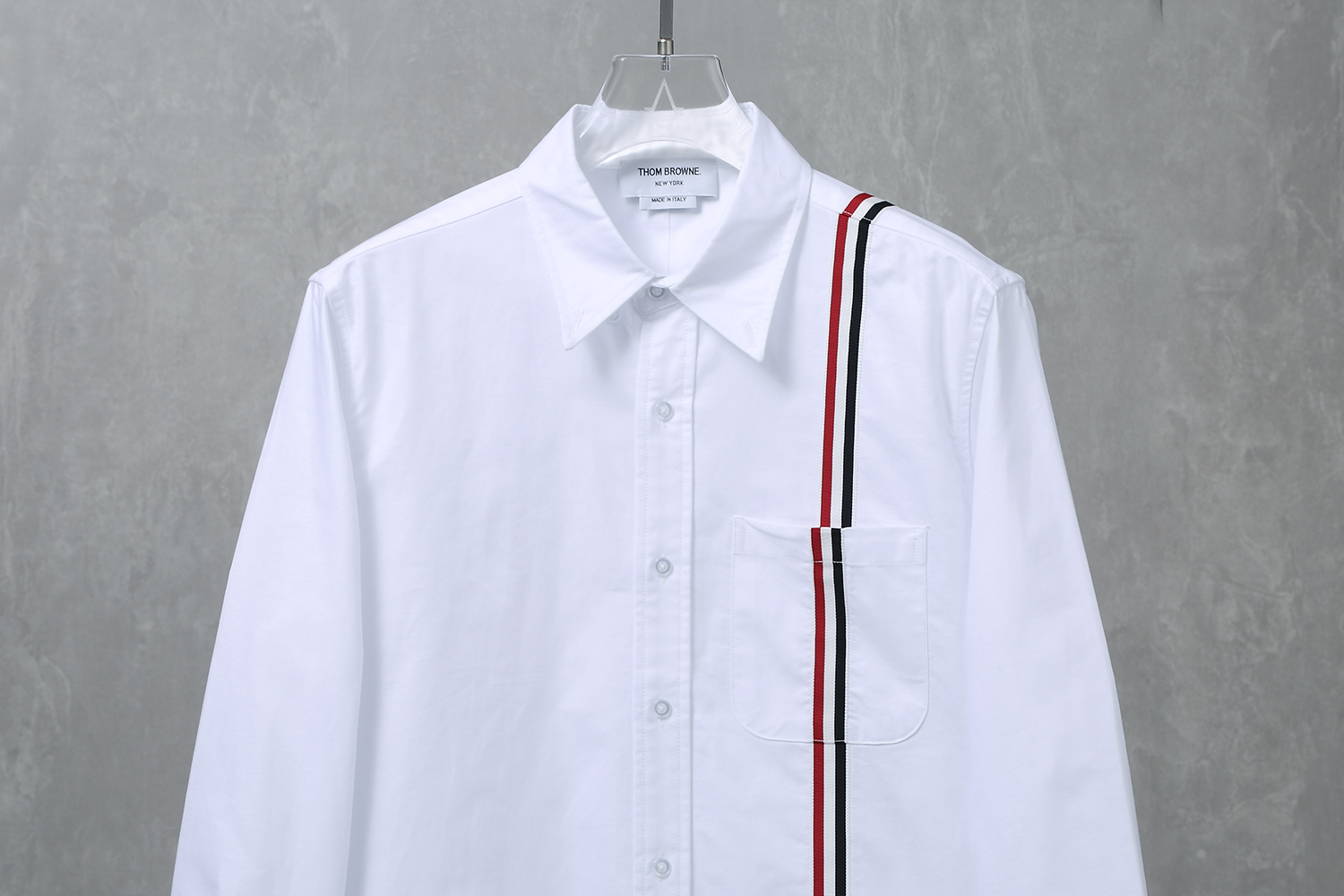 “Tom Browne’s Classic Oxford Stripe Shirt in Red, White, and Blue” - 图片 2