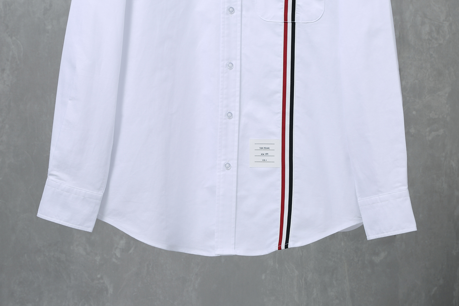“Tom Browne’s Classic Oxford Stripe Shirt in Red, White, and Blue” - 图片 8