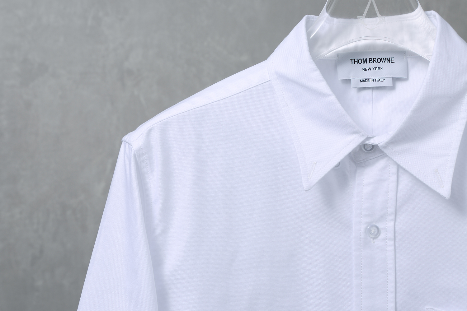 “Tom Browne’s Classic Oxford Stripe Shirt in Red, White, and Blue” - 图片 4