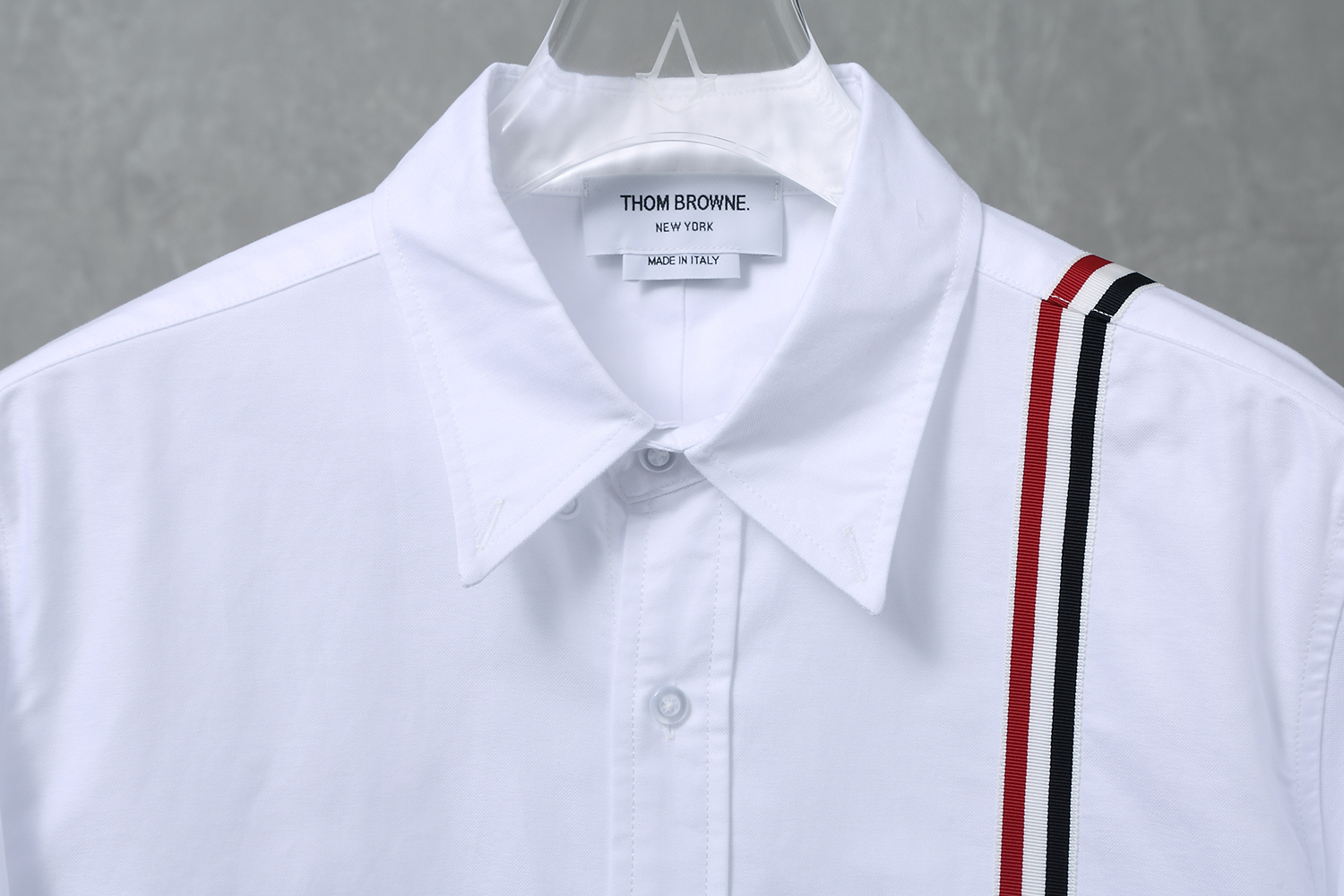 “Tom Browne’s Classic Oxford Stripe Shirt in Red, White, and Blue” - 图片 6
