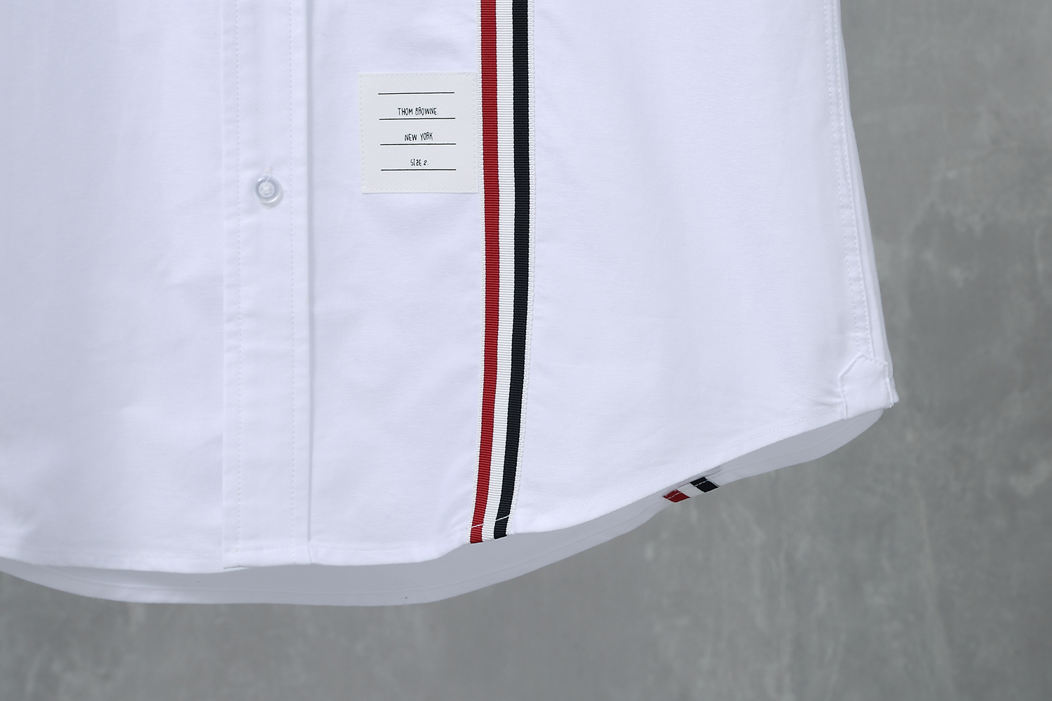 “Tom Browne’s Classic Oxford Stripe Shirt in Red, White, and Blue” - 图片 9