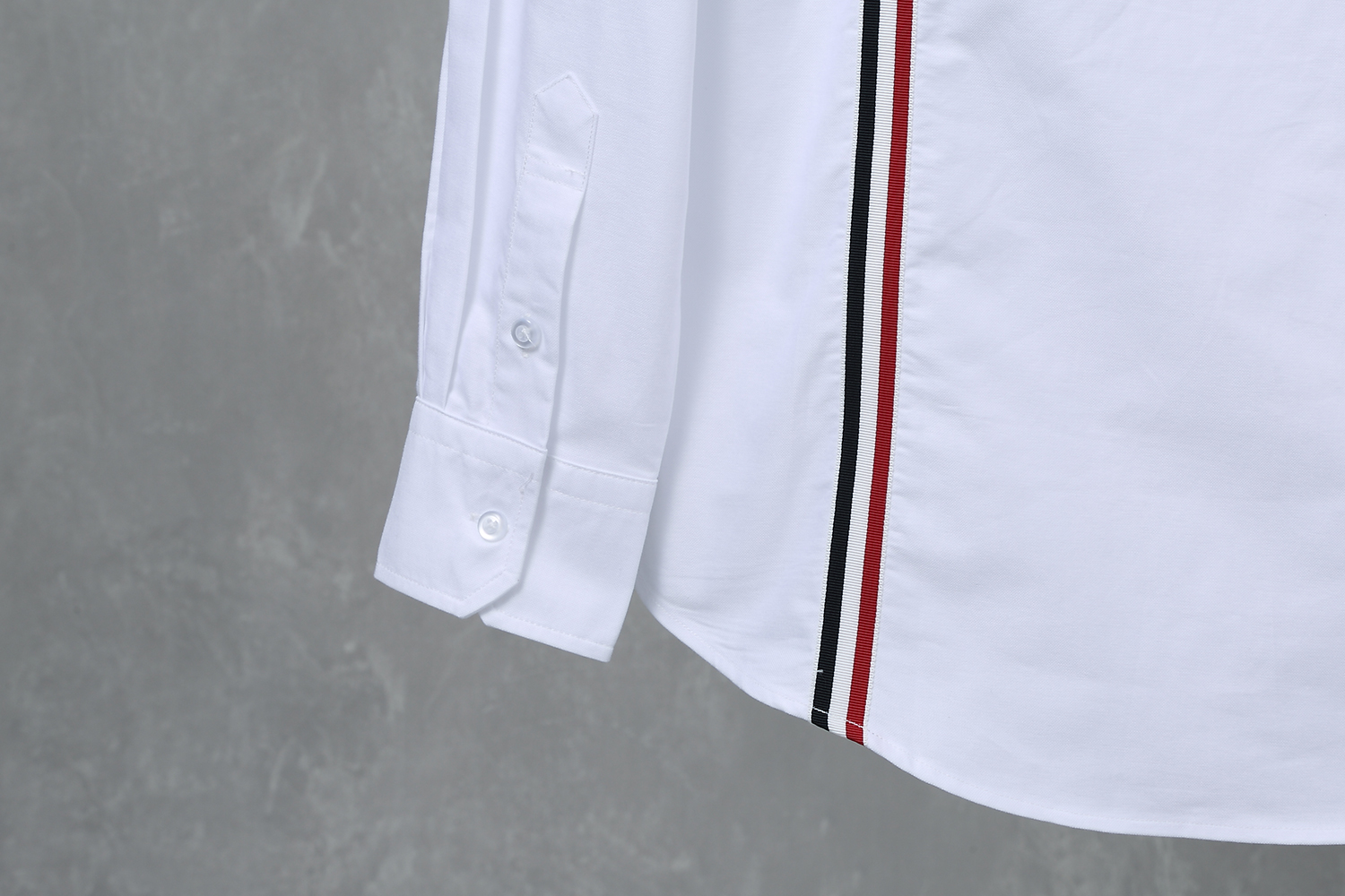 “Tom Browne’s Classic Oxford Stripe Shirt in Red, White, and Blue” - 图片 7