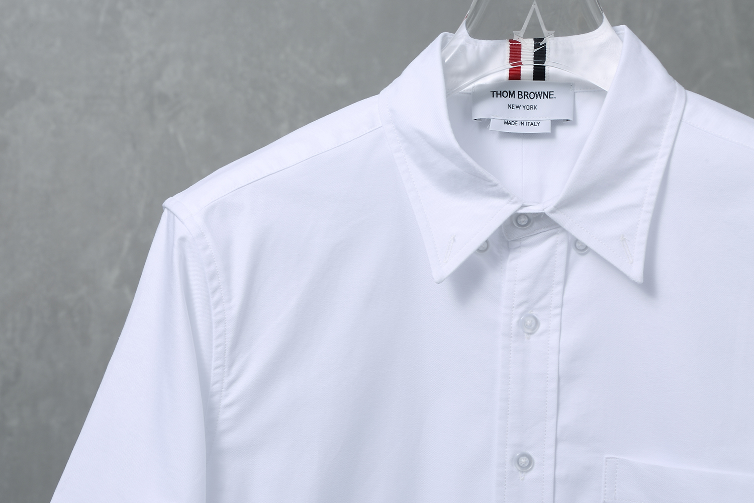 Thom Browne TB Shirt: High-Quality White Shirt with Gray Bars and Transparent Buttons - 图片 4