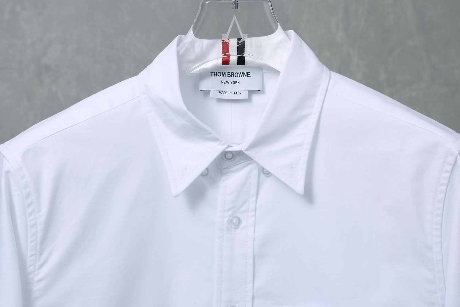 Thom Browne TB Shirt: High-Quality White Shirt with Gray Bars and Transparent Buttons - 图片 7