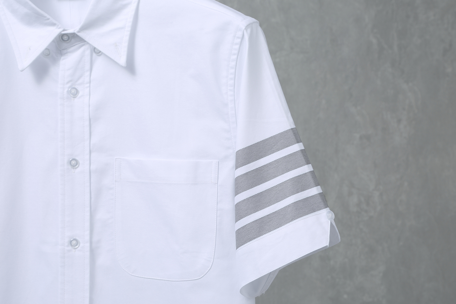 Thom Browne TB Shirt: High-Quality White Shirt with Gray Bars and Transparent Buttons - 图片 6