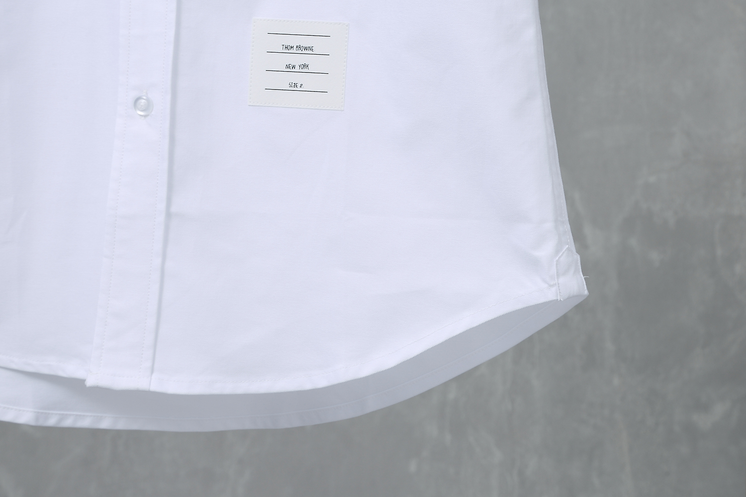 Thom Browne TB Shirt: High-Quality White Shirt with Gray Bars and Transparent Buttons - 图片 9