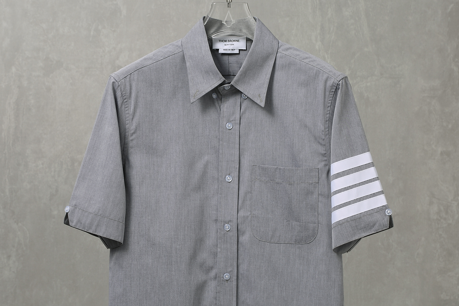 High-Quality Grey Cotton Thom Browne Shirt with Transparent Buttons, Water-Resistant & Sophisticated - 图片 2