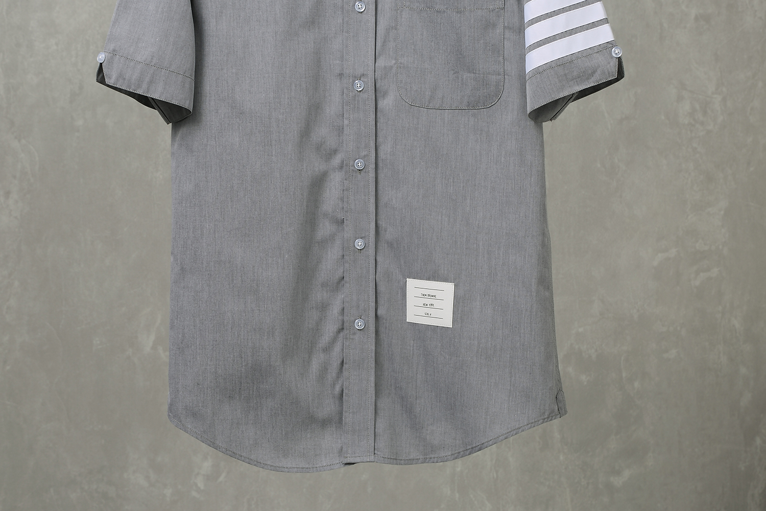 High-Quality Grey Cotton Thom Browne Shirt with Transparent Buttons, Water-Resistant & Sophisticated - 图片 8