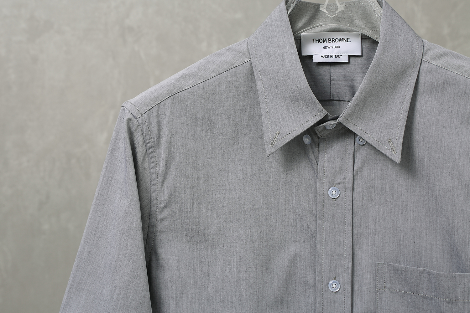 High-Quality Grey Cotton Thom Browne Shirt with Transparent Buttons, Water-Resistant & Sophisticated - 图片 4