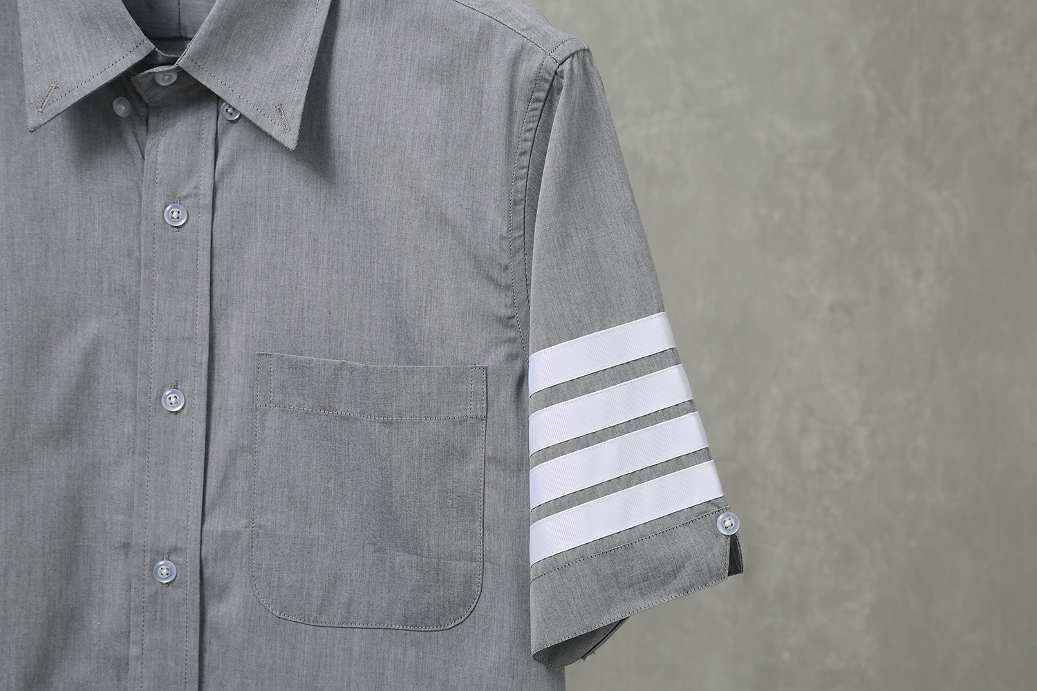 High-Quality Grey Cotton Thom Browne Shirt with Transparent Buttons, Water-Resistant & Sophisticated - 图片 6