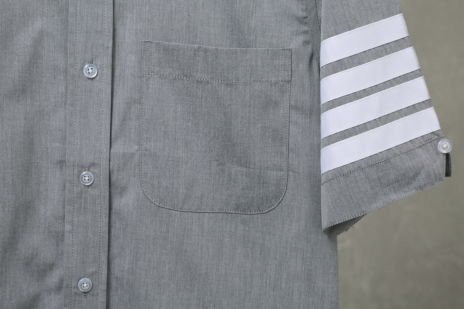 High-Quality Grey Cotton Thom Browne Shirt with Transparent Buttons, Water-Resistant & Sophisticated - 图片 7