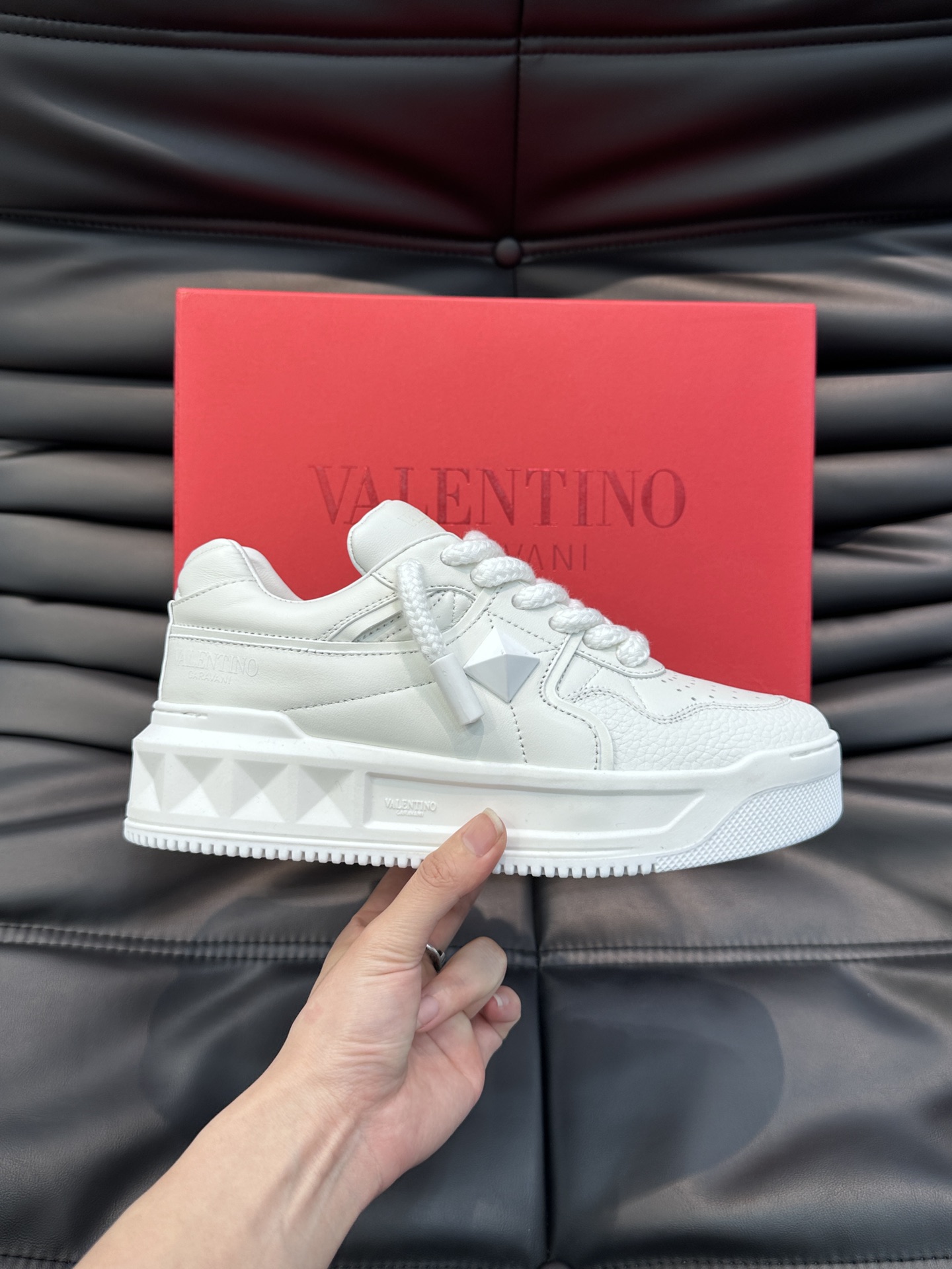 Alternative view of Sneakers 10857