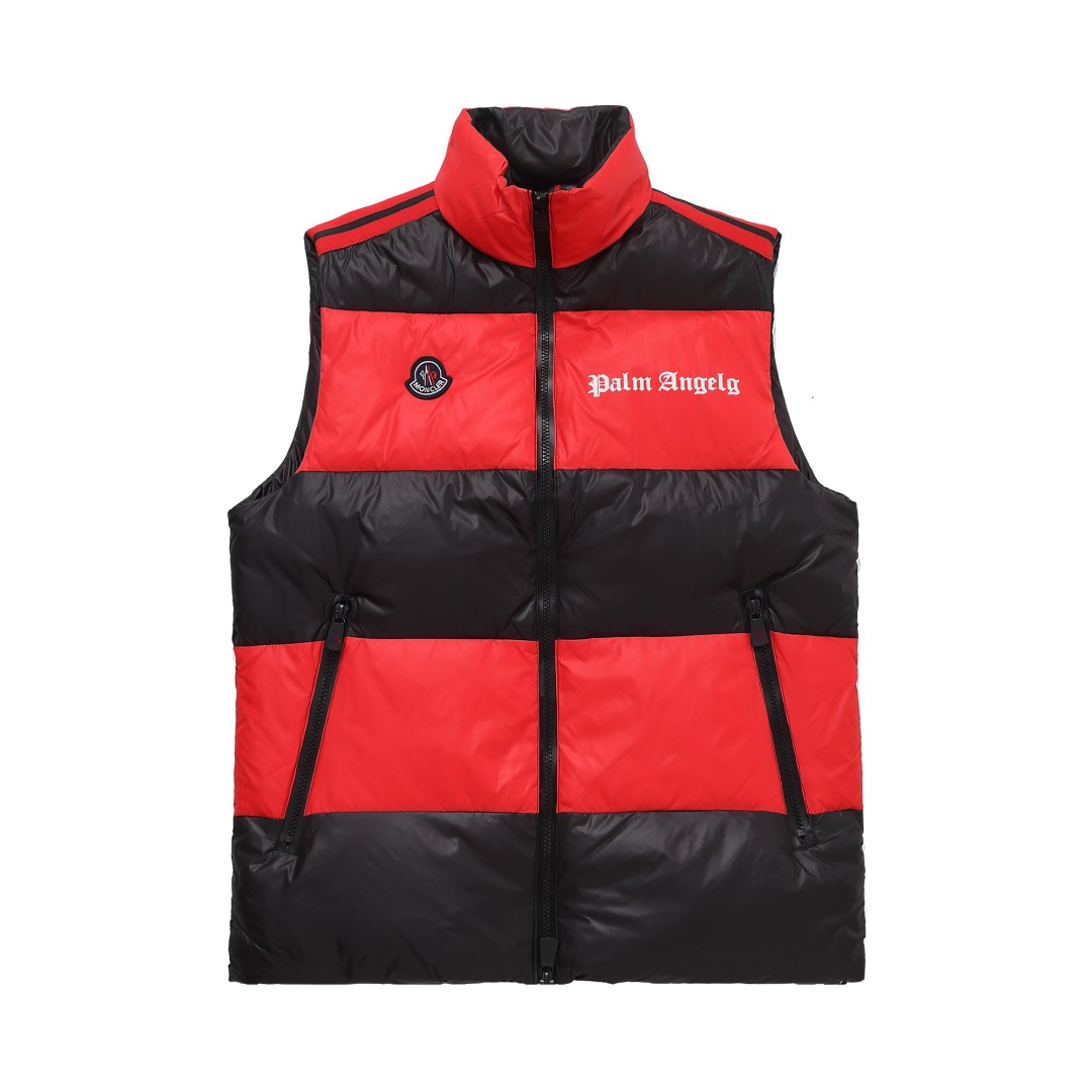 顶级版本 Moncler&Pa蒙口联名款式羽绒马甲蒙口超级爆款 两面穿百搭款立领羽绒马甲 让你轻松拥有有型和时髦 内胆是90%白鸭绒 保暖性比普通羽绒服高三倍 胸标原厂1：1定制 两侧下摆精细LOGO徽章装饰 以及五金的选材上精选高等级