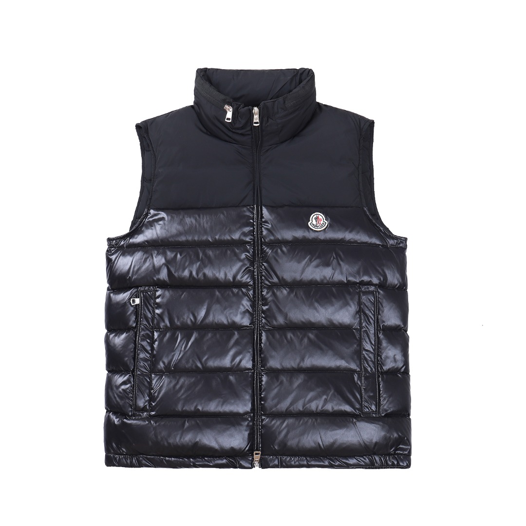 款号~~F315代购版本 2024款911蒙口Moncler 经典羽绒马甲独家实拍 ✌️👏🥰🥰立领的设计灵感来自于Moncler 80年代的标志性外套🧥。它得以重新演绎，渗入了现代和动感的元素。😎这款背心🎽，体现了那些总想成为…