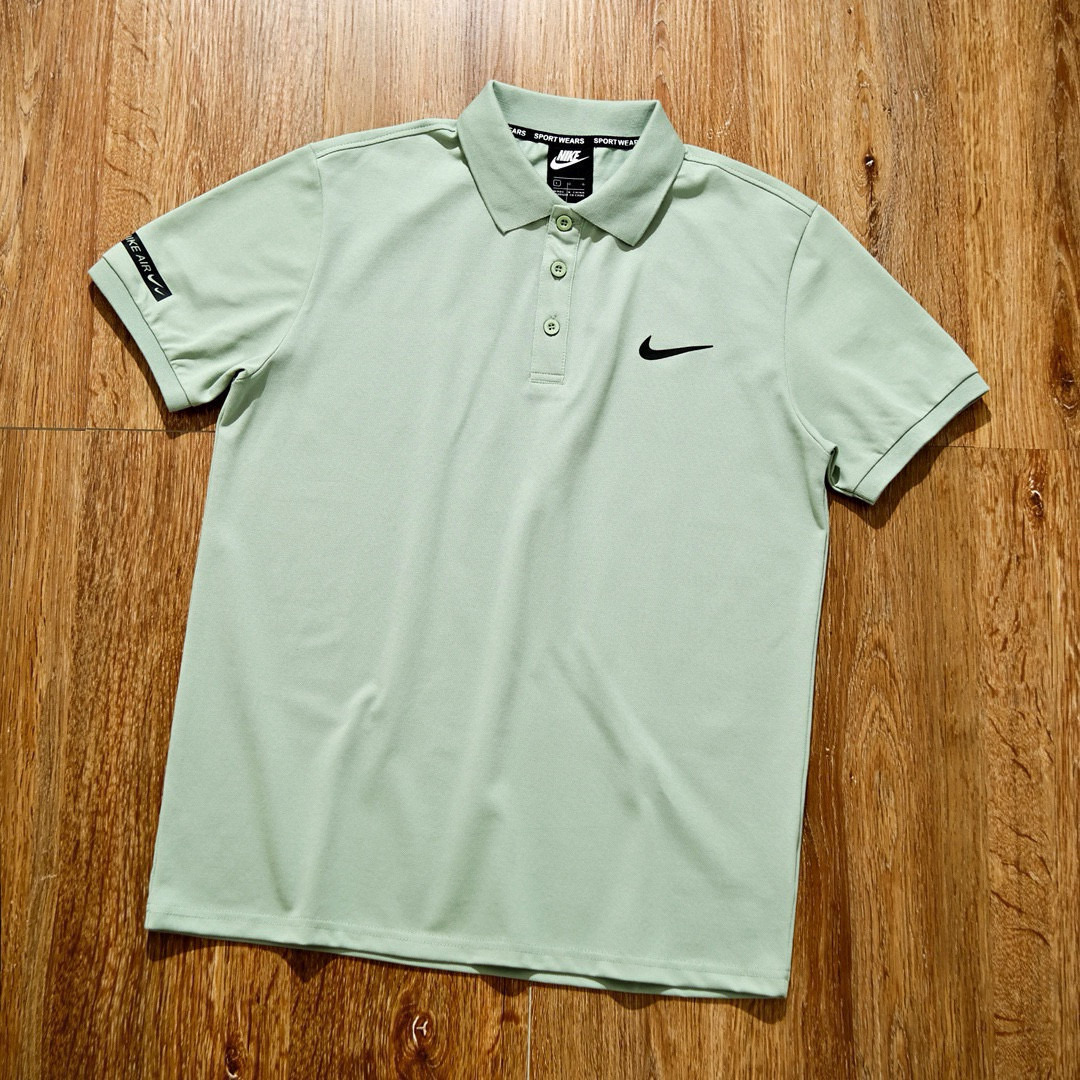 🛒购物价：75💰[原包装吊牌.印花版本]nike耐克勾子polo衫短袖•爆炸起来大佬们转图即卖！顶级棉，做工
耐克钩子三色polo衫!一件年轻活力且高端的短袖Polo衫!高端面料23年专柜的新款
尺码:L到4XL颜色:黑色，墨绿色 白色  
三色爆炸开抢，当然也要给你们一 疯狂起来!
官网下架，到手你定会爱不释手的爆炸款
采用顶级棉，面料 手感好  不掉色 不缩水，
活力感强，不变形，不缩水，立体翻领
让你感受史密斯的魅力，休闲商务皆可的超级Polo 衫，每一个颜色上身都很有范!  
尺码*m~4xl