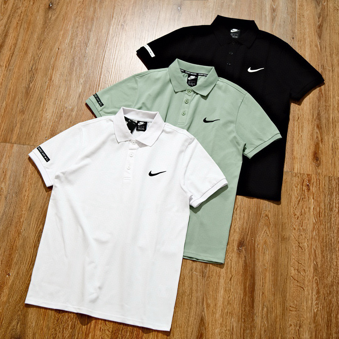 🛒购物价：75💰[原包装吊牌.印花版本]nike耐克勾子polo衫短袖•爆炸起来大佬们转图即卖！顶级棉，做工
耐克钩子三色polo衫!一件年轻活力且高端的短袖Polo衫!高端面料23年专柜的新款
尺码:L到4XL颜色:黑色，墨绿色 白色  
三色爆炸开抢，当然也要给你们一 疯狂起来!
官网下架，到手你定会爱不释手的爆炸款
采用顶级棉，面料 手感好  不掉色 不缩水，
活力感强，不变形，不缩水，立体翻领
让你感受史密斯的魅力，休闲商务皆可的超级Polo 衫，每一个颜色上身都很有范!  
尺码*m~4xl