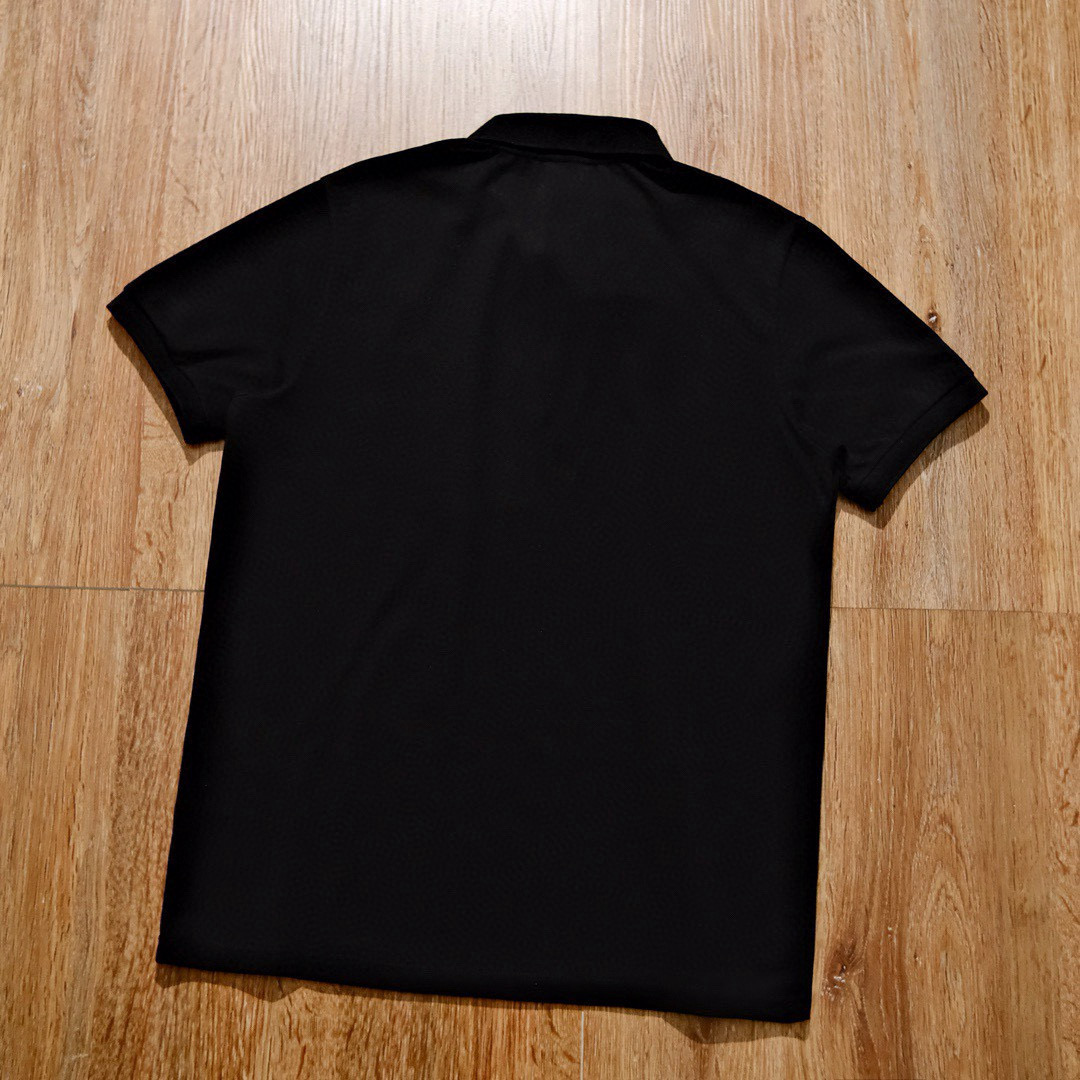 🛒购物价：75💰[原包装吊牌.印花版本]nike耐克勾子polo衫短袖•爆炸起来大佬们转图即卖！顶级棉，做工
耐克钩子三色polo衫!一件年轻活力且高端的短袖Polo衫!高端面料23年专柜的新款
尺码:L到4XL颜色:黑色，墨绿色 白色  
三色爆炸开抢，当然也要给你们一 疯狂起来!
官网下架，到手你定会爱不释手的爆炸款
采用顶级棉，面料 手感好  不掉色 不缩水，
活力感强，不变形，不缩水，立体翻领
让你感受史密斯的魅力，休闲商务皆可的超级Polo 衫，每一个颜色上身都很有范!  
尺码*m~4xl
