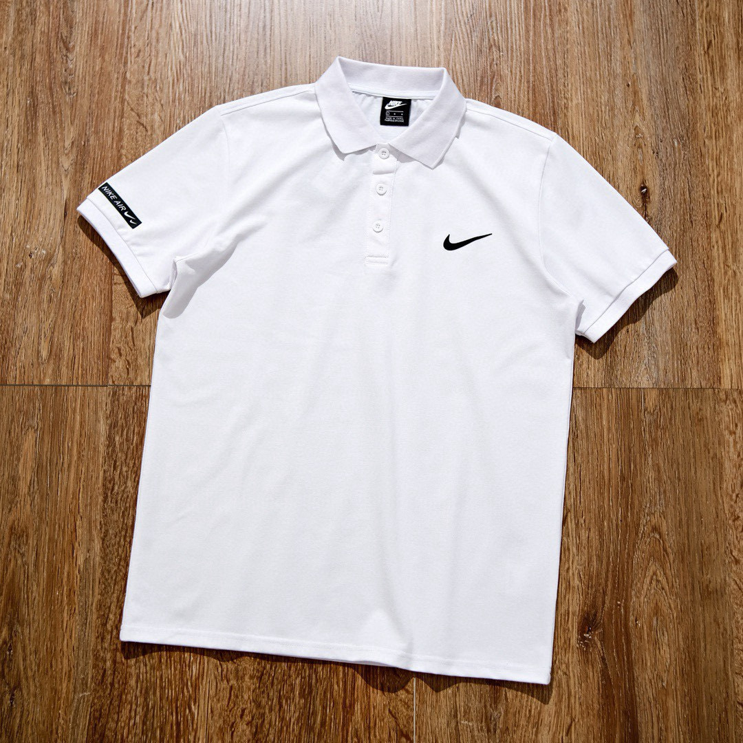 🛒购物价：75💰[原包装吊牌.印花版本]nike耐克勾子polo衫短袖•爆炸起来大佬们转图即卖！顶级棉，做工
耐克钩子三色polo衫!一件年轻活力且高端的短袖Polo衫!高端面料23年专柜的新款
尺码:L到4XL颜色:黑色，墨绿色 白色  
三色爆炸开抢，当然也要给你们一 疯狂起来!
官网下架，到手你定会爱不释手的爆炸款
采用顶级棉，面料 手感好  不掉色 不缩水，
活力感强，不变形，不缩水，立体翻领
让你感受史密斯的魅力，休闲商务皆可的超级Polo 衫，每一个颜色上身都很有范!  
尺码*m~4xl