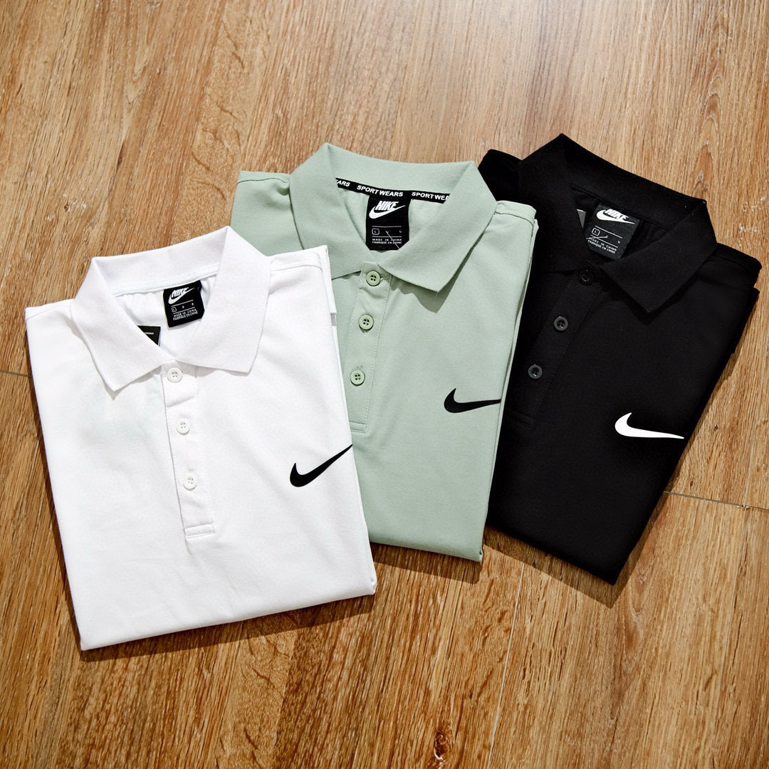 🛒购物价：75💰[原包装吊牌.印花版本]nike耐克勾子polo衫短袖•爆炸起来大佬们转图即卖！顶级棉，做工
耐克钩子三色polo衫!一件年轻活力且高端的短袖Polo衫!高端面料23年专柜的新款
尺码:L到4XL颜色:黑色，墨绿色 白色  
三色爆炸开抢，当然也要给你们一 疯狂起来!
官网下架，到手你定会爱不释手的爆炸款
采用顶级棉，面料 手感好  不掉色 不缩水，
活力感强，不变形，不缩水，立体翻领
让你感受史密斯的魅力，休闲商务皆可的超级Polo 衫，每一个颜色上身都很有范!  
尺码*m~4xl