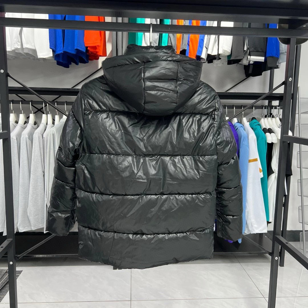 🛒购物价:155💰『黑金连帽羽绒服』掌柜严选好货,海外代购版本三标齐全,Stone Island 石头岛机能双口袋魔术贴勋章黑金石墨烯羽绒棉棉服
【实拍品质 放心入手】
面料采用高品质科技图层防风防雨设计 防寒升级 高密度面料 加棉加厚 3秒速热锁温 内置黑金石墨烯设计 更加保暖 为你防寒保暖 保驾护航 400克行棉设计 保暖性不失普通羽绒服 性价比非常高 非常好养护 版型宽松立体感十足 上身舒服 非常亲肤 还原正品 版型更正 高品质 放心穿 没有臃肿 经典高街风格 百搭好看 任何身材 轻松驾驭 细节满满
整个做工非常公整 2本针走线 整件多处双线重工缝纫工艺,正品羊毛刺绣标志 户外拉链设计 定制专属纽扣 精益求精 完美细节全套正品吊牌包装齐全 【水洗二维码 可进官网鉴定真伪 】还原正品辅料 正品包装 正品走线 做工精湛 无论从细节还是大货都是正品1:1做工 顶级🔝复刻版本 放心入手 闭眼买 喜欢就入
【正品logo标志 清洗时建议拆卸 保证原版质感跟损害】
颜色;黑色
尺码 M —XXL
衣长 胸围 肩宽
M 69 126 51
L 71 130 52
XL 73 134 53
XXL75 138 54
【手工测量误差2cm】