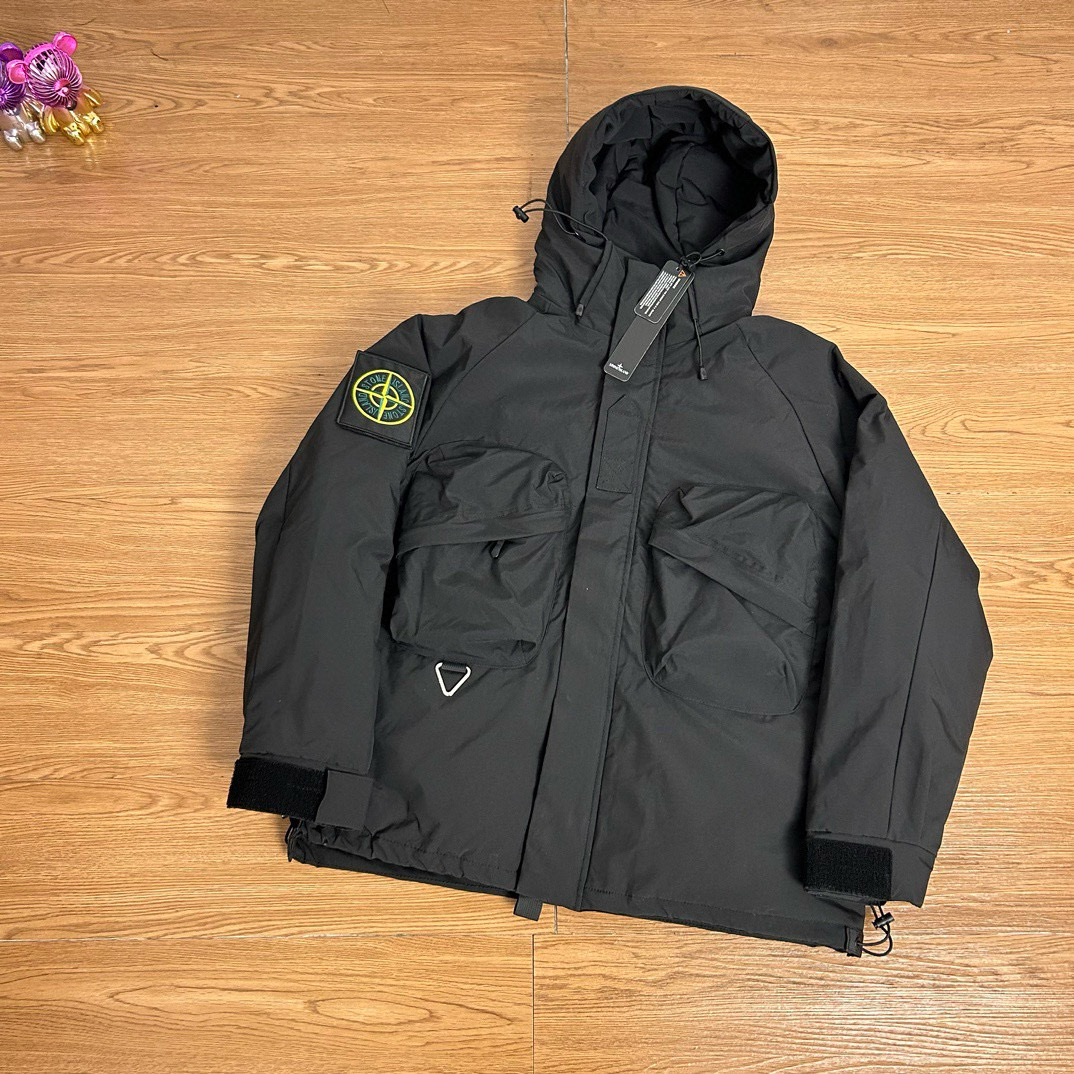 🛒购物价:155💰『黑金连帽羽绒服』掌柜严选好货,海外代购版本三标齐全,Stone Island 石头岛机能双口袋魔术贴勋章黑金石墨烯羽绒棉棉服
【实拍品质 放心入手】
面料采用高品质科技图层防风防雨设计 防寒升级 高密度面料 加棉加厚 3秒速热锁温 内置黑金石墨烯设计 更加保暖 为你防寒保暖 保驾护航 400克行棉设计 保暖性不失普通羽绒服 性价比非常高 非常好养护 版型宽松立体感十足 上身舒服 非常亲肤 还原正品 版型更正 高品质 放心穿 没有臃肿 经典高街风格 百搭好看 任何身材 轻松驾驭 细节满满
整个做工非常公整 2本针走线 整件多处双线重工缝纫工艺,正品羊毛刺绣标志 户外拉链设计 定制专属纽扣 精益求精 完美细节全套正品吊牌包装齐全 【水洗二维码 可进官网鉴定真伪 】还原正品辅料 正品包装 正品走线 做工精湛 无论从细节还是大货都是正品1:1做工 顶级🔝复刻版本 放心入手 闭眼买 喜欢就入
【正品logo标志 清洗时建议拆卸 保证原版质感跟损害】
颜色;黑色
尺码 M —XXL
衣长 胸围 肩宽
M 69 126 51
L 71 130 52
XL 73 134 53
XXL75 138 54
【手工测量误差2cm】