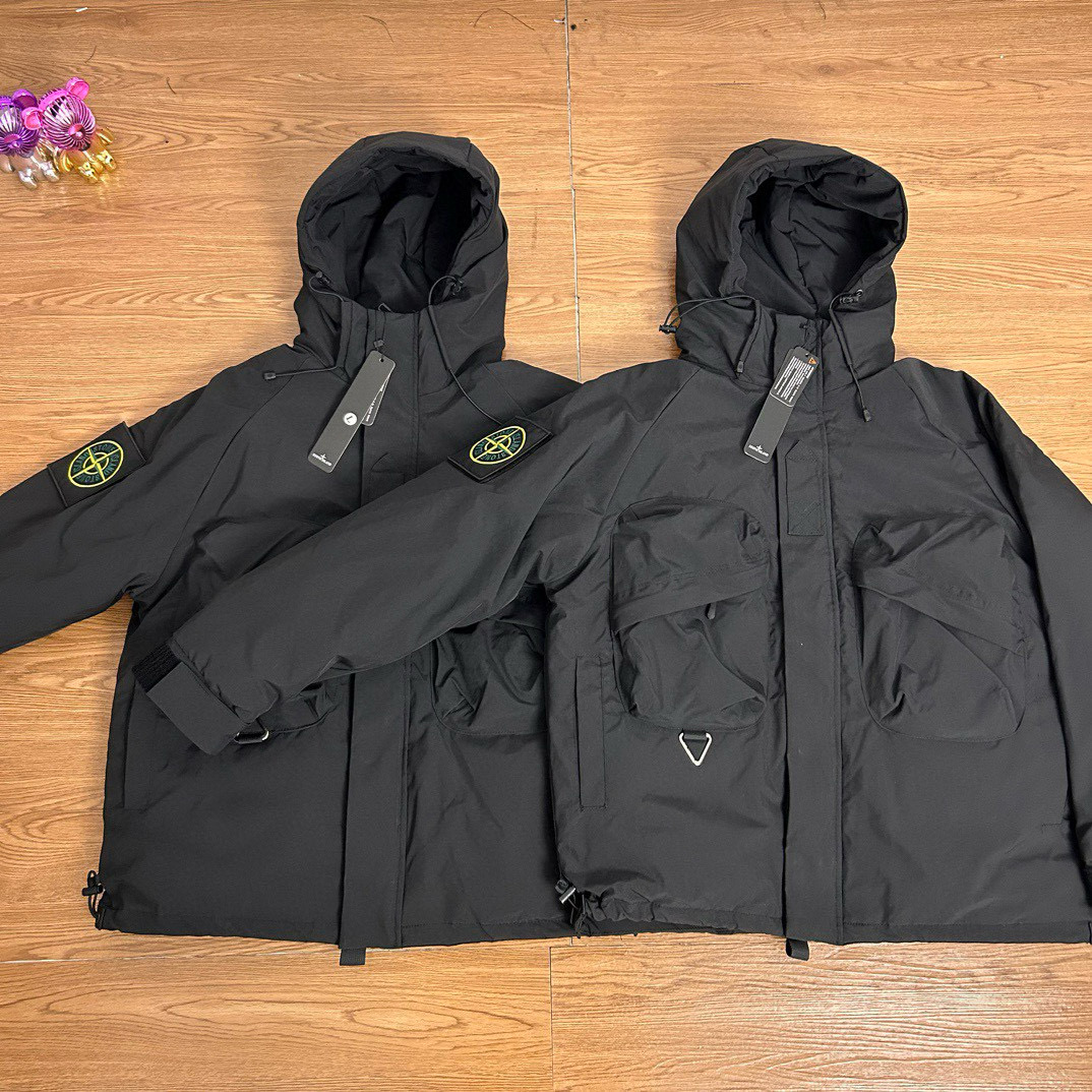 🛒购物价:155💰『黑金连帽羽绒服』掌柜严选好货,海外代购版本三标齐全,Stone Island 石头岛机能双口袋魔术贴勋章黑金石墨烯羽绒棉棉服
【实拍品质 放心入手】
面料采用高品质科技图层防风防雨设计 防寒升级 高密度面料 加棉加厚 3秒速热锁温 内置黑金石墨烯设计 更加保暖 为你防寒保暖 保驾护航 400克行棉设计 保暖性不失普通羽绒服 性价比非常高 非常好养护 版型宽松立体感十足 上身舒服 非常亲肤 还原正品 版型更正 高品质 放心穿 没有臃肿 经典高街风格 百搭好看 任何身材 轻松驾驭 细节满满
整个做工非常公整 2本针走线 整件多处双线重工缝纫工艺,正品羊毛刺绣标志 户外拉链设计 定制专属纽扣 精益求精 完美细节全套正品吊牌包装齐全 【水洗二维码 可进官网鉴定真伪 】还原正品辅料 正品包装 正品走线 做工精湛 无论从细节还是大货都是正品1:1做工 顶级🔝复刻版本 放心入手 闭眼买 喜欢就入
【正品logo标志 清洗时建议拆卸 保证原版质感跟损害】
颜色;黑色
尺码 M —XXL
衣长 胸围 肩宽
M 69 126 51
L 71 130 52
XL 73 134 53
XXL75 138 54
【手工测量误差2cm】
