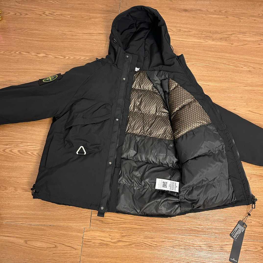 🛒购物价:155💰『黑金连帽羽绒服』掌柜严选好货,海外代购版本三标齐全,Stone Island 石头岛机能双口袋魔术贴勋章黑金石墨烯羽绒棉棉服
【实拍品质 放心入手】
面料采用高品质科技图层防风防雨设计 防寒升级 高密度面料 加棉加厚 3秒速热锁温 内置黑金石墨烯设计 更加保暖 为你防寒保暖 保驾护航 400克行棉设计 保暖性不失普通羽绒服 性价比非常高 非常好养护 版型宽松立体感十足 上身舒服 非常亲肤 还原正品 版型更正 高品质 放心穿 没有臃肿 经典高街风格 百搭好看 任何身材 轻松驾驭 细节满满
整个做工非常公整 2本针走线 整件多处双线重工缝纫工艺,正品羊毛刺绣标志 户外拉链设计 定制专属纽扣 精益求精 完美细节全套正品吊牌包装齐全 【水洗二维码 可进官网鉴定真伪 】还原正品辅料 正品包装 正品走线 做工精湛 无论从细节还是大货都是正品1:1做工 顶级🔝复刻版本 放心入手 闭眼买 喜欢就入
【正品logo标志 清洗时建议拆卸 保证原版质感跟损害】
颜色;黑色
尺码 M —XXL
衣长 胸围 肩宽
M 69 126 51
L 71 130 52
XL 73 134 53
XXL75 138 54
【手工测量误差2cm】