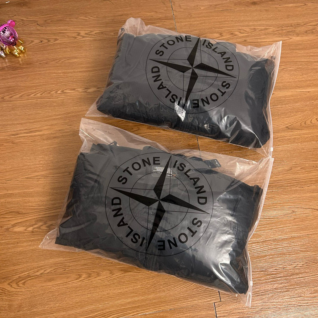 🛒购物价:155💰『黑金连帽羽绒服』掌柜严选好货,海外代购版本三标齐全,Stone Island 石头岛机能双口袋魔术贴勋章黑金石墨烯羽绒棉棉服
【实拍品质 放心入手】
面料采用高品质科技图层防风防雨设计 防寒升级 高密度面料 加棉加厚 3秒速热锁温 内置黑金石墨烯设计 更加保暖 为你防寒保暖 保驾护航 400克行棉设计 保暖性不失普通羽绒服 性价比非常高 非常好养护 版型宽松立体感十足 上身舒服 非常亲肤 还原正品 版型更正 高品质 放心穿 没有臃肿 经典高街风格 百搭好看 任何身材 轻松驾驭 细节满满
整个做工非常公整 2本针走线 整件多处双线重工缝纫工艺,正品羊毛刺绣标志 户外拉链设计 定制专属纽扣 精益求精 完美细节全套正品吊牌包装齐全 【水洗二维码 可进官网鉴定真伪 】还原正品辅料 正品包装 正品走线 做工精湛 无论从细节还是大货都是正品1:1做工 顶级🔝复刻版本 放心入手 闭眼买 喜欢就入
【正品logo标志 清洗时建议拆卸 保证原版质感跟损害】
颜色;黑色
尺码 M —XXL
衣长 胸围 肩宽
M 69 126 51
L 71 130 52
XL 73 134 53
XXL75 138 54
【手工测量误差2cm】