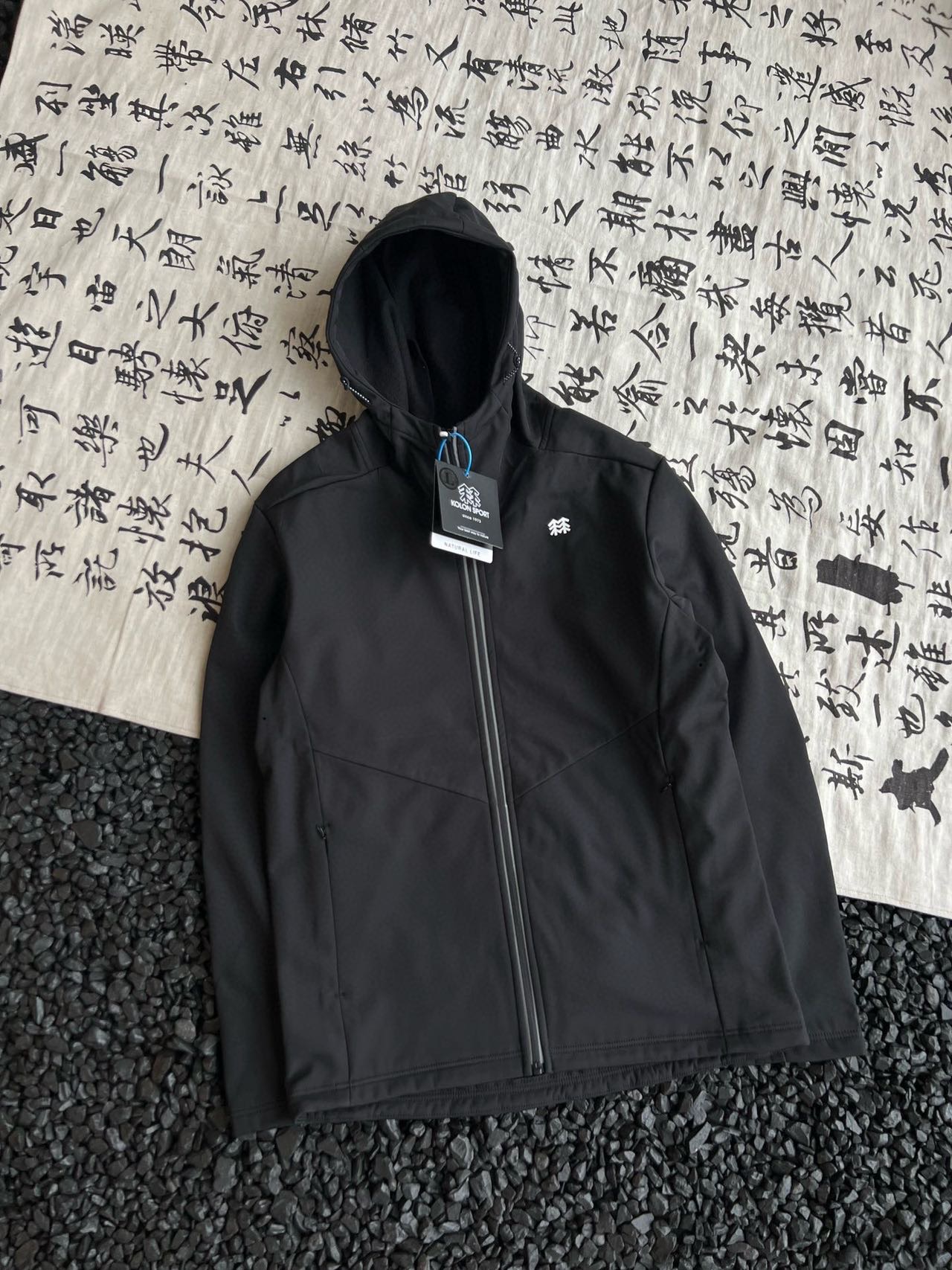 供货价:125💰『云仓特别款』出口贸易版本,天花板版本,原包装+原吊牌  
早秋户外露营户外休闲衣！外套大身采用了客供定制面料，手感超级无敌柔软细腻！面料垂坠挺括，保形佳，触感柔软舒适，细腻亲肤。胸前立体凹凸压花设计，简约大气有质感，领口，袖口，下摆加入高品质螺纹，时尚百搭，上身挺括有型。领口走线均匀密实，久穿不变形 不脱线！

做工精美，三标齐全 大厂出品 ，品质有保证！真正高品质的货物 ，绝对物有所值！！

简约基础版型、满足日常穿搭及秋冬过渡内搭需求 ！8830170

颜色: 黑色 米白色
尺码：M-5xl
         M    L    XL    2XL
衣长   70   72   74   76 
胸围   106  110  114  118 
肩宽   46   48   50   52 
温馨提示:尺码均为手工测量有1-2CM左右误差属于正常








