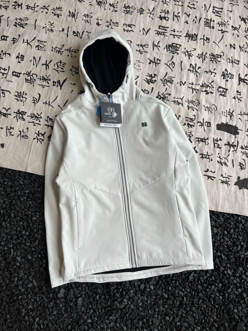 供货价:125💰『云仓特别款』出口贸易版本,天花板版本,原包装+原吊牌  
早秋户外露营户外休闲衣！外套大身采用了客供定制面料，手感超级无敌柔软细腻！面料垂坠挺括，保形佳，触感柔软舒适，细腻亲肤。胸前立体凹凸压花设计，简约大气有质感，领口，袖口，下摆加入高品质螺纹，时尚百搭，上身挺括有型。领口走线均匀密实，久穿不变形 不脱线！

做工精美，三标齐全 大厂出品 ，品质有保证！真正高品质的货物 ，绝对物有所值！！

简约基础版型、满足日常穿搭及秋冬过渡内搭需求 ！8830170

颜色: 黑色 米白色
尺码：M-5xl
         M    L    XL    2XL
衣长   70   72   74   76 
胸围   106  110  114  118 
肩宽   46   48   50   52 
温馨提示:尺码均为手工测量有1-2CM左右误差属于正常








