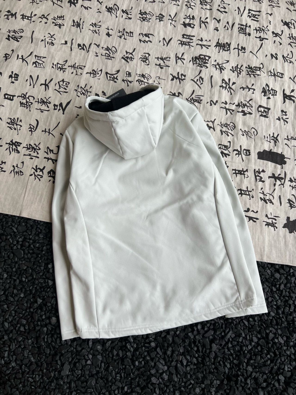 供货价:125💰『云仓特别款』出口贸易版本,天花板版本,原包装+原吊牌  
早秋户外露营户外休闲衣！外套大身采用了客供定制面料，手感超级无敌柔软细腻！面料垂坠挺括，保形佳，触感柔软舒适，细腻亲肤。胸前立体凹凸压花设计，简约大气有质感，领口，袖口，下摆加入高品质螺纹，时尚百搭，上身挺括有型。领口走线均匀密实，久穿不变形 不脱线！

做工精美，三标齐全 大厂出品 ，品质有保证！真正高品质的货物 ，绝对物有所值！！

简约基础版型、满足日常穿搭及秋冬过渡内搭需求 ！8830170

颜色: 黑色 米白色
尺码：M-5xl
         M    L    XL    2XL
衣长   70   72   74   76 
胸围   106  110  114  118 
肩宽   46   48   50   52 
温馨提示:尺码均为手工测量有1-2CM左右误差属于正常








