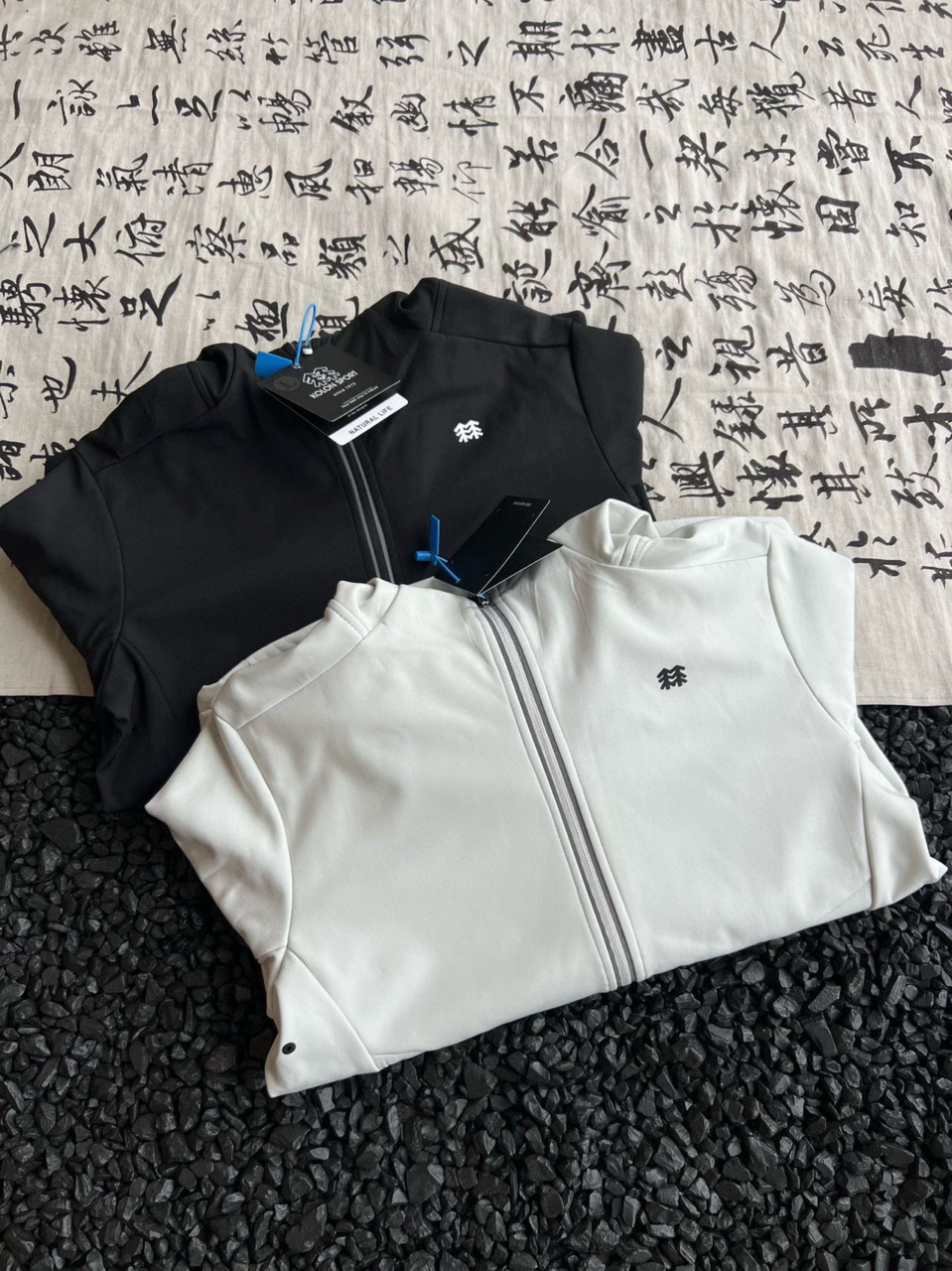 供货价:125💰『云仓特别款』出口贸易版本,天花板版本,原包装+原吊牌  
早秋户外露营户外休闲衣！外套大身采用了客供定制面料，手感超级无敌柔软细腻！面料垂坠挺括，保形佳，触感柔软舒适，细腻亲肤。胸前立体凹凸压花设计，简约大气有质感，领口，袖口，下摆加入高品质螺纹，时尚百搭，上身挺括有型。领口走线均匀密实，久穿不变形 不脱线！

做工精美，三标齐全 大厂出品 ，品质有保证！真正高品质的货物 ，绝对物有所值！！

简约基础版型、满足日常穿搭及秋冬过渡内搭需求 ！8830170

颜色: 黑色 米白色
尺码：M-5xl
         M    L    XL    2XL
衣长   70   72   74   76 
胸围   106  110  114  118 
肩宽   46   48   50   52 
温馨提示:尺码均为手工测量有1-2CM左右误差属于正常








